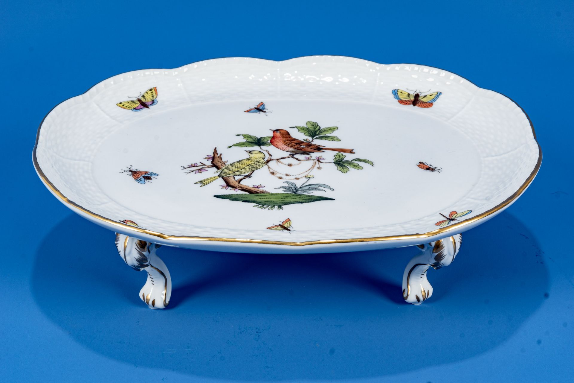 Ovaler Tafelaufsatz, auf Rocaillenfüßen ruhende Platte in ovaler Grundform. Herend Weißporzellan mi - Bild 3 aus 8
