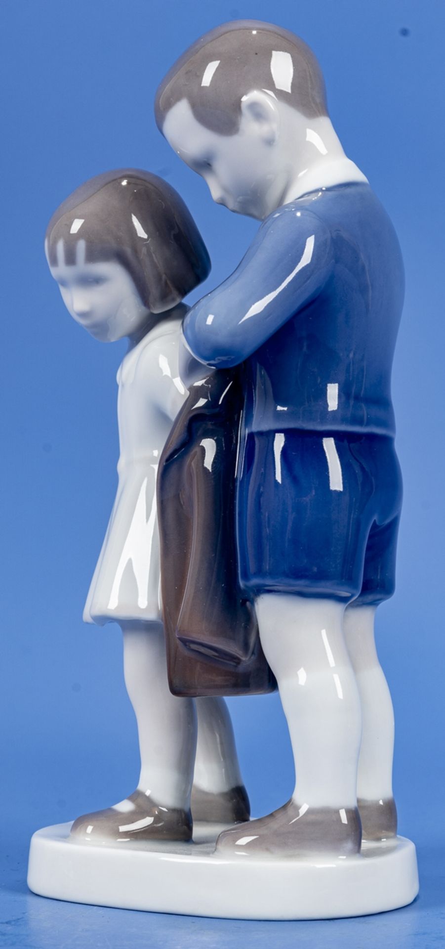 "Junger Kavalier", polychrom staffierte Porzellanfigurengruppe eines Knaben, einem Mädchen in die/  - Bild 2 aus 10