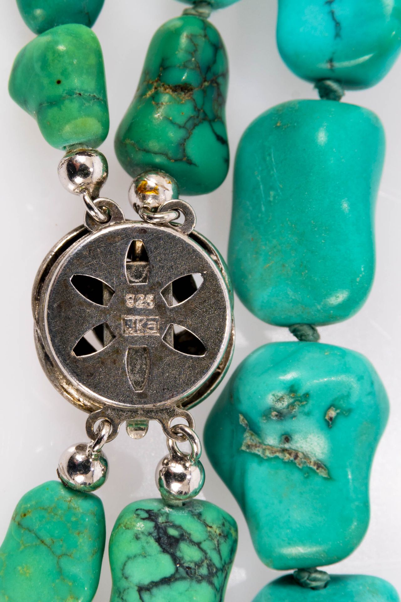 Doppelreihige Halskette mit grob bearbeiteten Türkis - Elementen, rundem silbernem Verschluss und a - Bild 5 aus 6