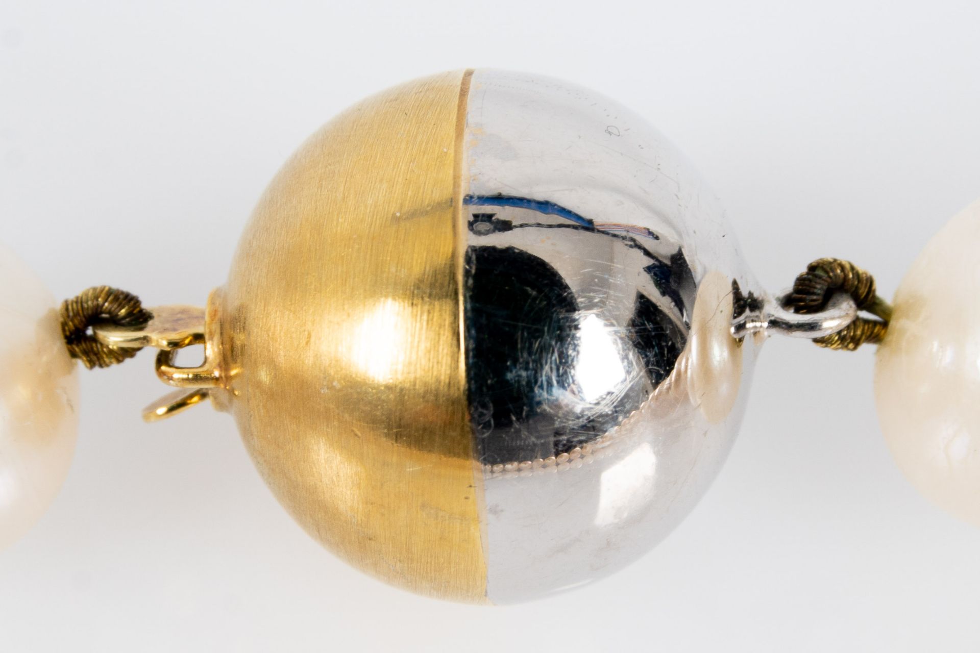 Perlenkette mit 585er Weiß- & Gelbgold-Kugelverschluss ( Durchmesser ca. 1,3 cm), Perlen in silbrig - Image 4 of 6
