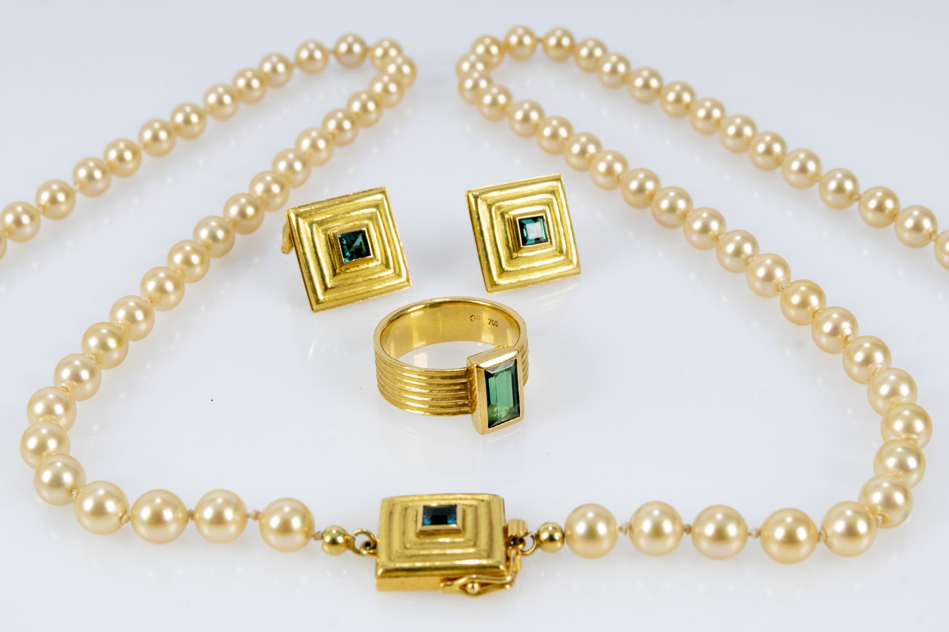 Einzigartiges 4-teiliges Schmuckset, bestehend aus eleganter Perlenkette, Fingerring und passendem 