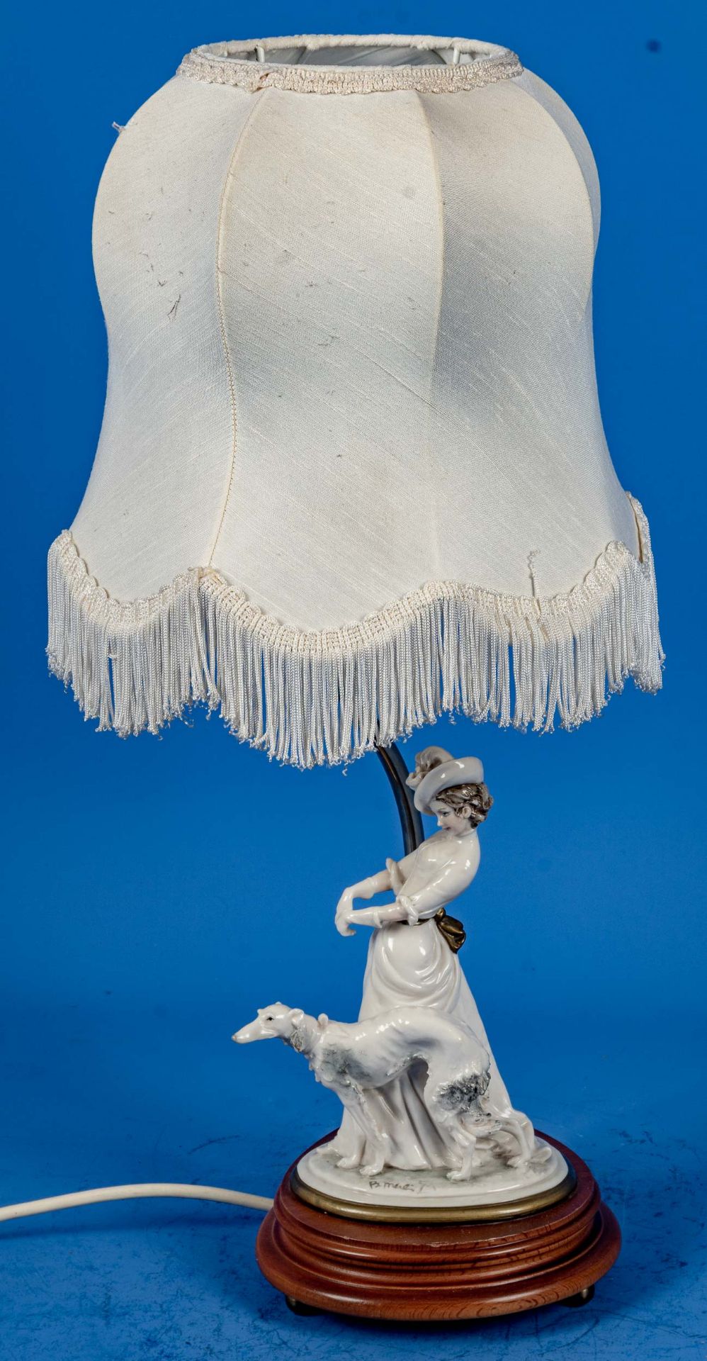 Figürliche Tischlampe, getreppter Holzsockel mit darauf montierter "Dame mit Borsoi"- Figurengruppe - Image 3 of 5