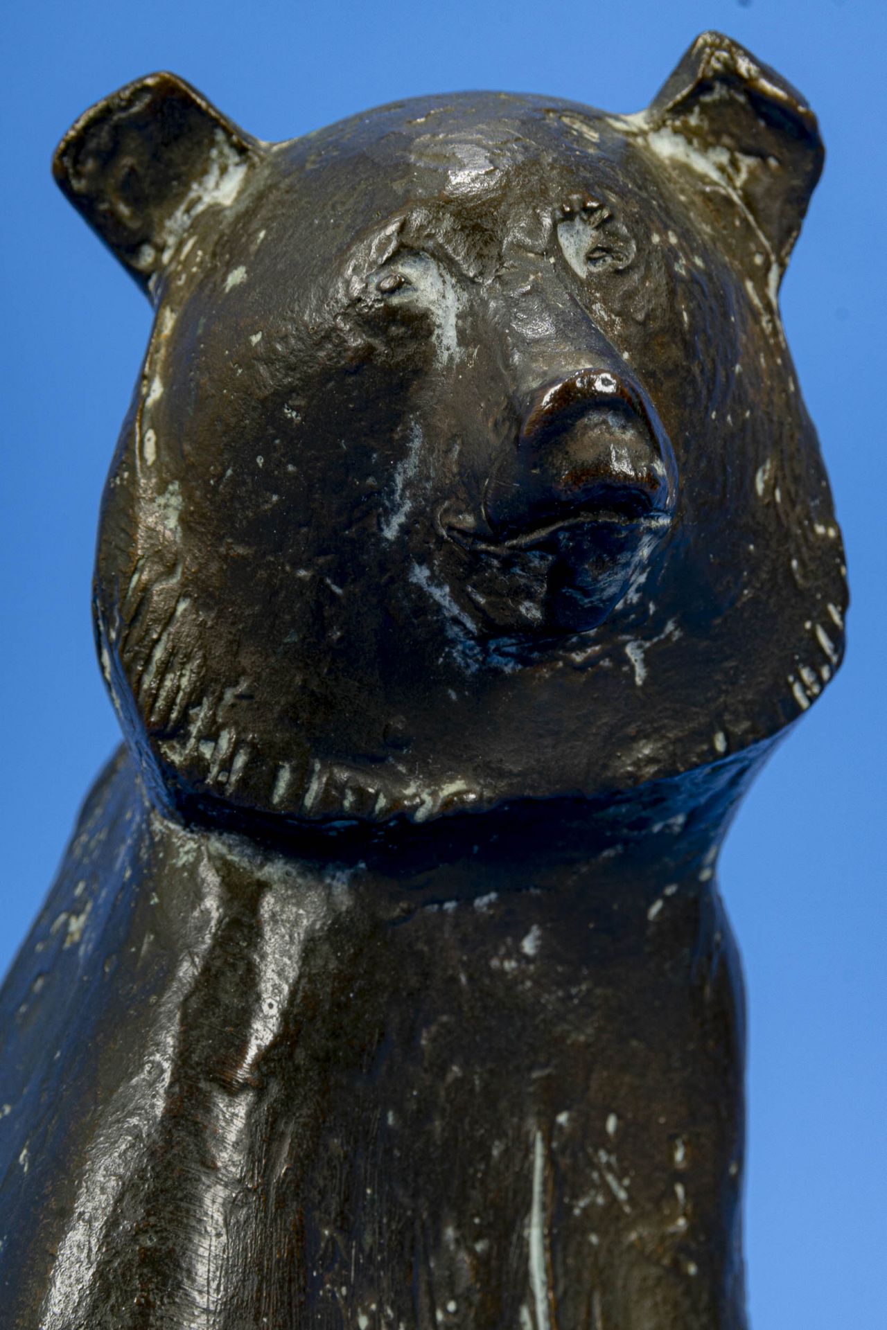 "Stehender Bär", Bronze patiniert, Hohlguss, rückseitig monogrammiert "O.S"; Höhe ca. 19,5 cm; schö - Bild 5 aus 7