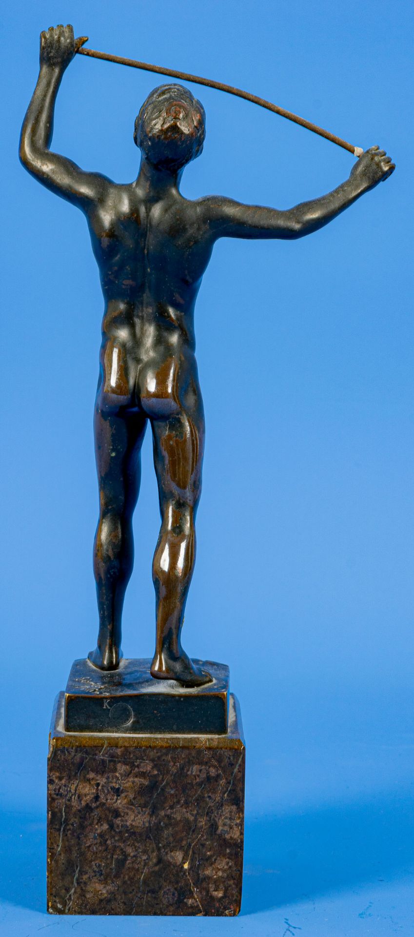 "Stehender Fechter", bräunlich patinierte Kleinbronze, auf dem Sockel signiert: "Schmid = Felling" - Image 4 of 11