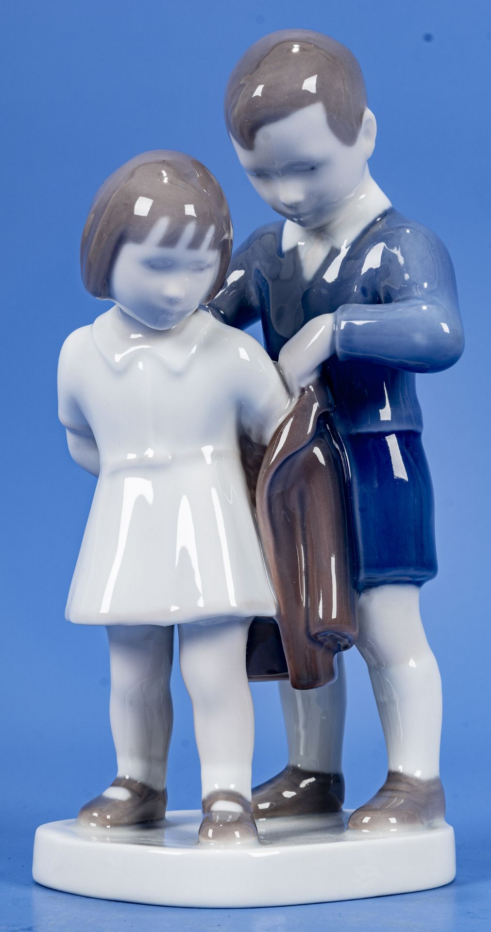 "Junger Kavalier", polychrom staffierte Porzellanfigurengruppe eines Knaben, einem Mädchen in die/ 