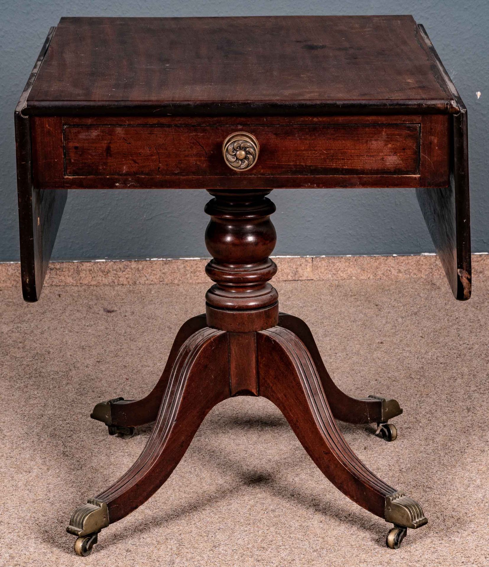 Antiker englischer Tea-table, Regency um 1800/20, Mahagoni, großer geräumiger Schubkasten, die seit - Bild 11 aus 12