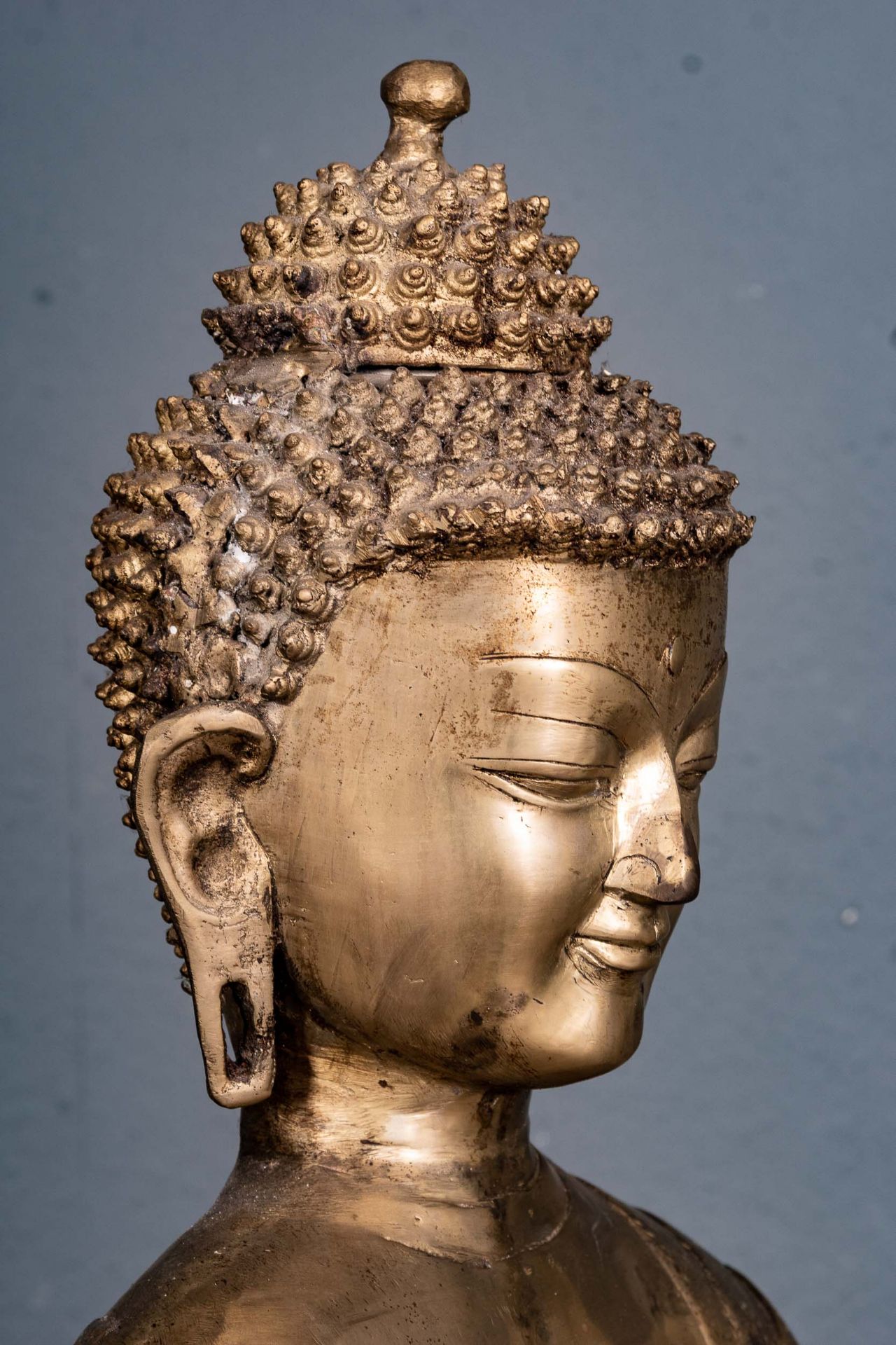 Großer, auf einem Lotussockel stehender Buddha. Ostasiatischer Raum, 2. Hälfte 20. Jhdt., mehrteili - Bild 7 aus 14