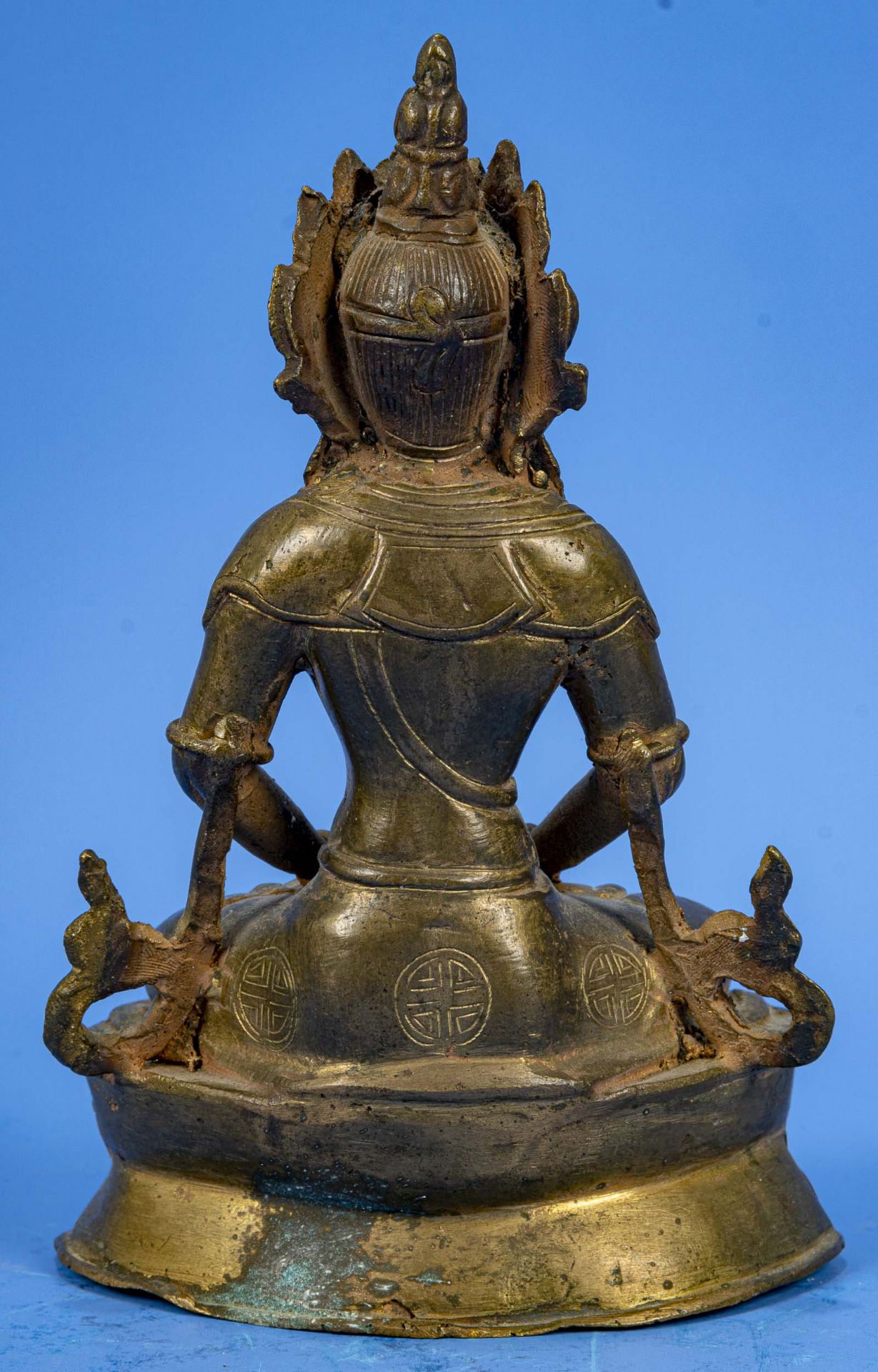 Sitzender Buddha auf Lotussockel, Messingguss, unbekanntes Alter, Höhe ca. 18 cm. - Bild 3 aus 5