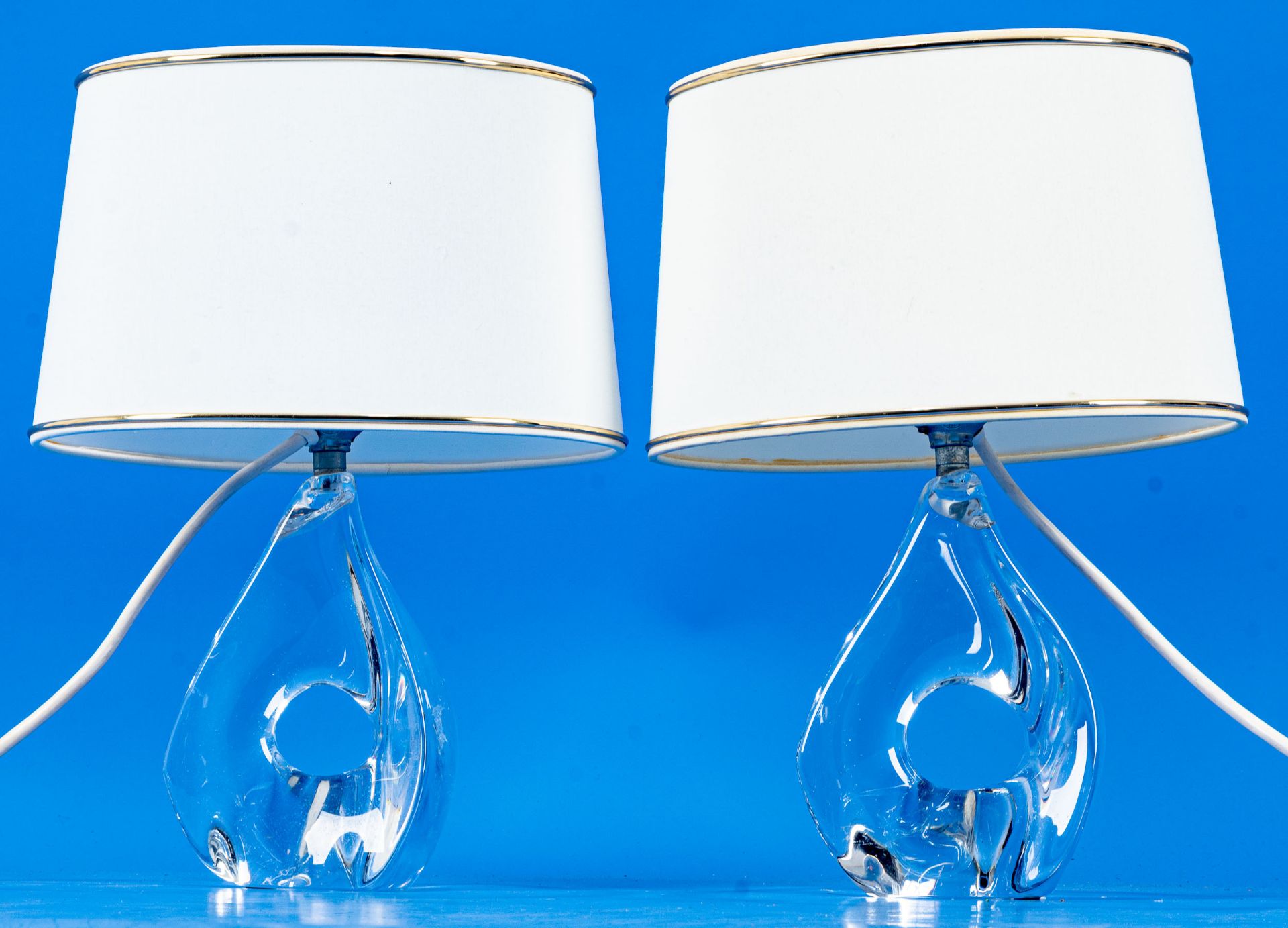 Paar zeitlos eleganter Tischlampen, organisch geformtes, farbloses, schweres Kristallglas, signiert - Bild 2 aus 9