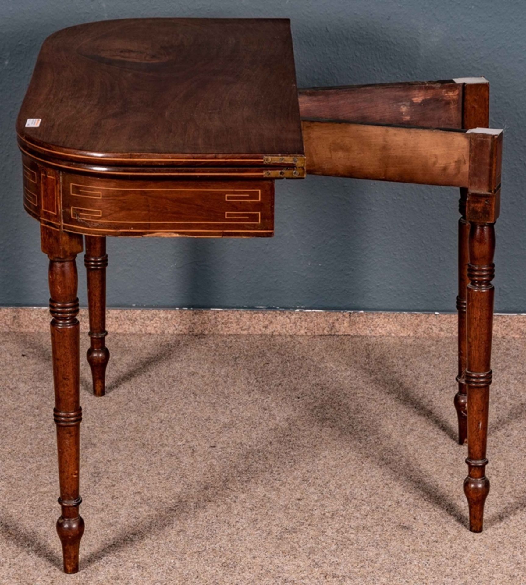 Antiker Konsoltisch/Spieltisch, sog. Teetisch, England um 1800/20, Mahagoni mit feinen Einlagen aus - Bild 7 aus 10