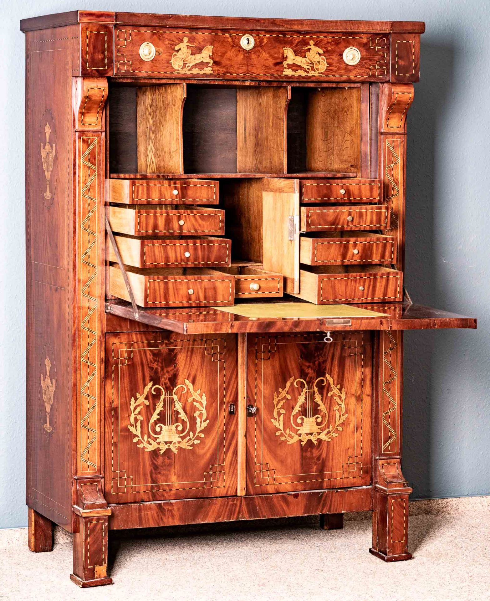 Eleganter Schreibschrank / Sekretär, Niederlande um 1790, massiver Eichenkorpus mit ausgesuchtem Ma - Image 9 of 18