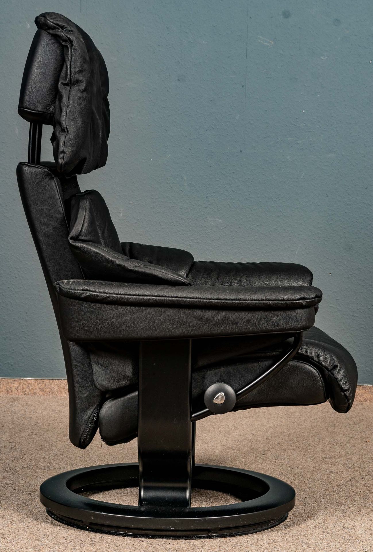 "STRESSLESS" - Sessel mit passendem Hocker, schöner gebrauchter Erhalt. Schwarzes Leder. - Bild 6 aus 8