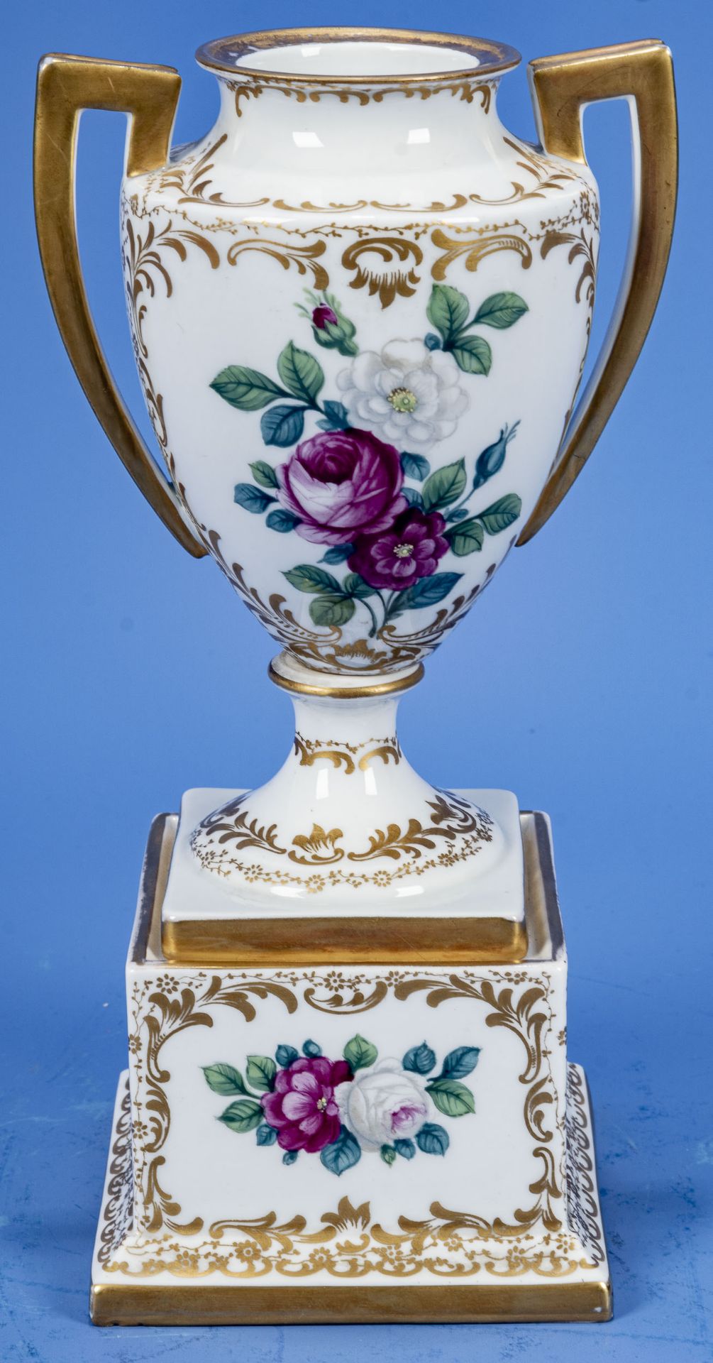 Klassische Pokalhenkelvase, auf hohem, quadratischem Sockel montiert. Rosenthal Kunst- Abteilung, p - Bild 6 aus 10