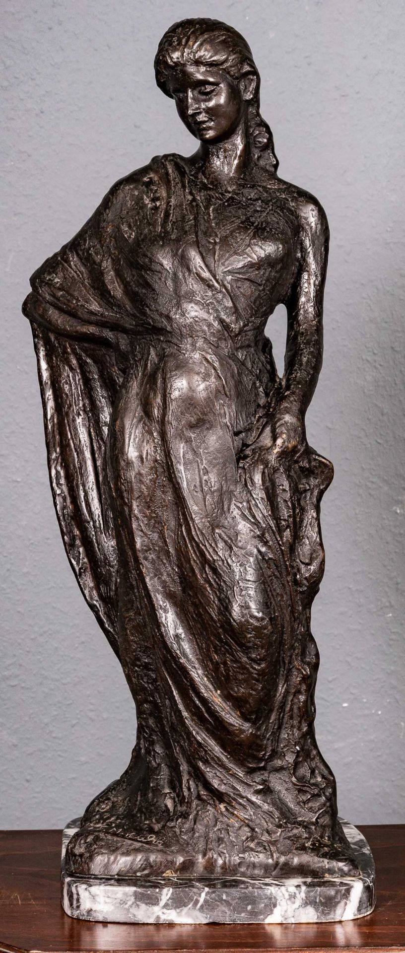 "Stehende junge Dame", schwarzbraun patinierter Bronzeguss, auf grauweiß geadertem, schwarzem Marmo
