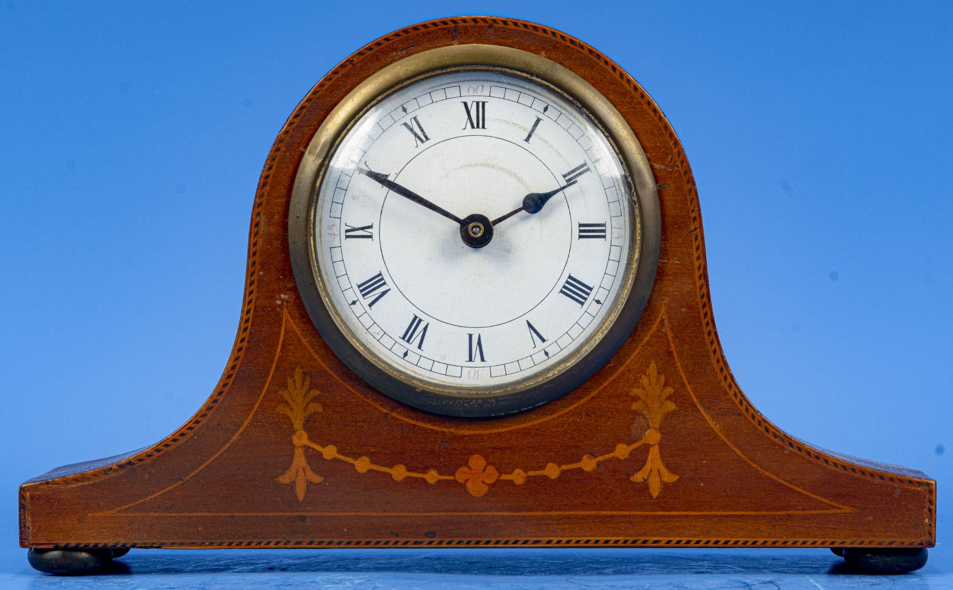 Antike englische Vertiko - Uhr in "Napoleon- Hut" - Form, intarsiertes Edelholzgehäuse, um 1900/ 20 - Bild 2 aus 8