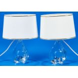 Paar zeitlos eleganter Tischlampen, organisch geformtes, farbloses, schweres Kristallglas, signiert