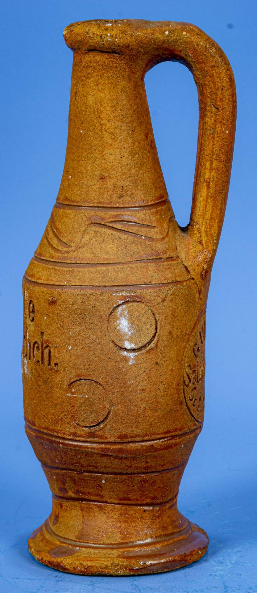 Alte Mineralwasserflasche mit Henkel, Keramik. Rundum geritzt, verziert & mit Spruch versehen: "See - Bild 4 aus 9