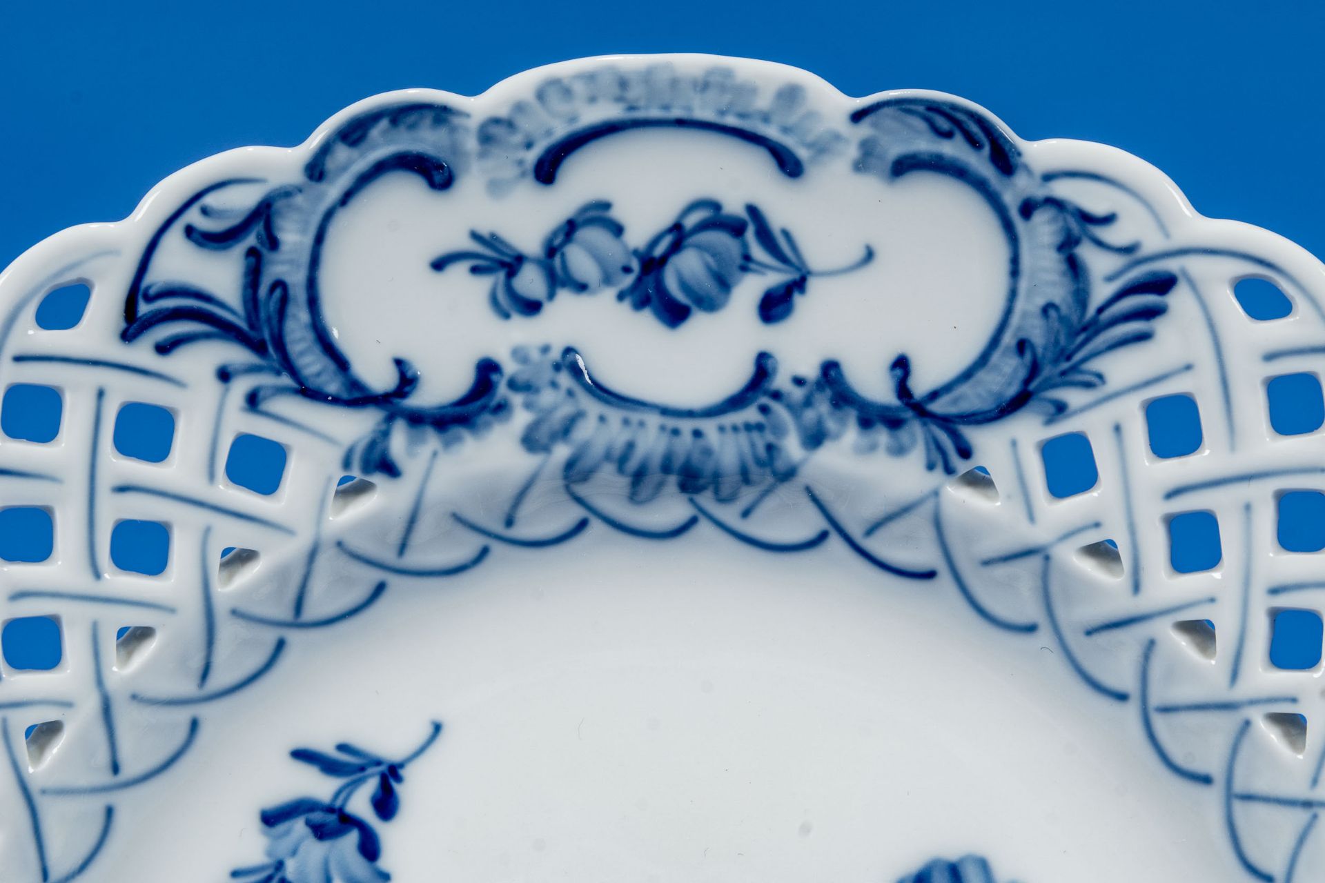 Runder Durchbruchsteller, Royal Copenhagen, königlich dänisches Weißporzellan mit blauem Blumendeko - Bild 5 aus 6