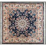 (Fast) quadratischer Teppich, blaugrundiger Fond, zentrales Medaillon von Blüten und Blätterranken
