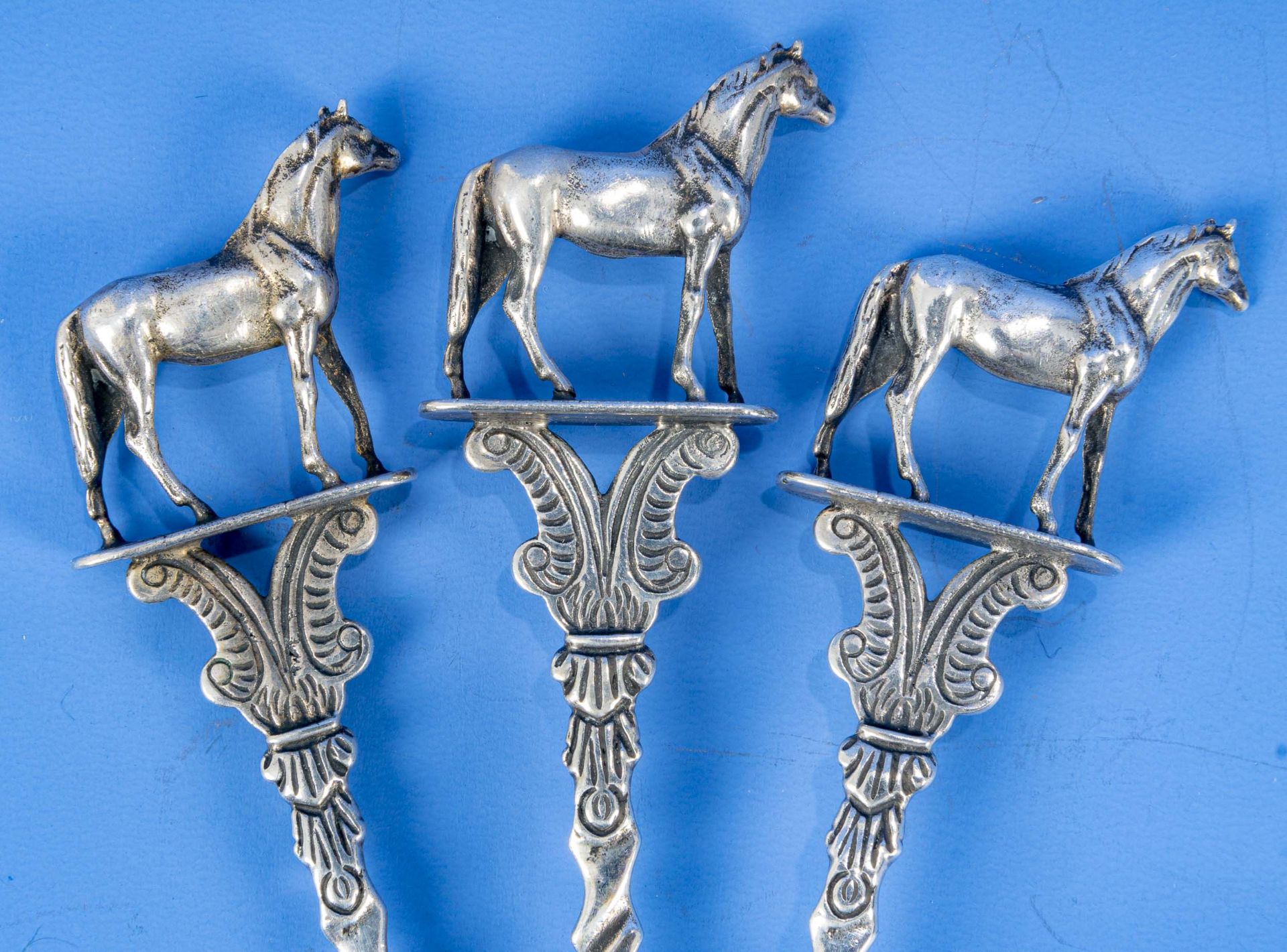 Folge von 3 Dessertlöffeln mit plastisch gestaltetem "Pferd" - Abschluss, Silber, Holland, Länge ca - Bild 8 aus 8