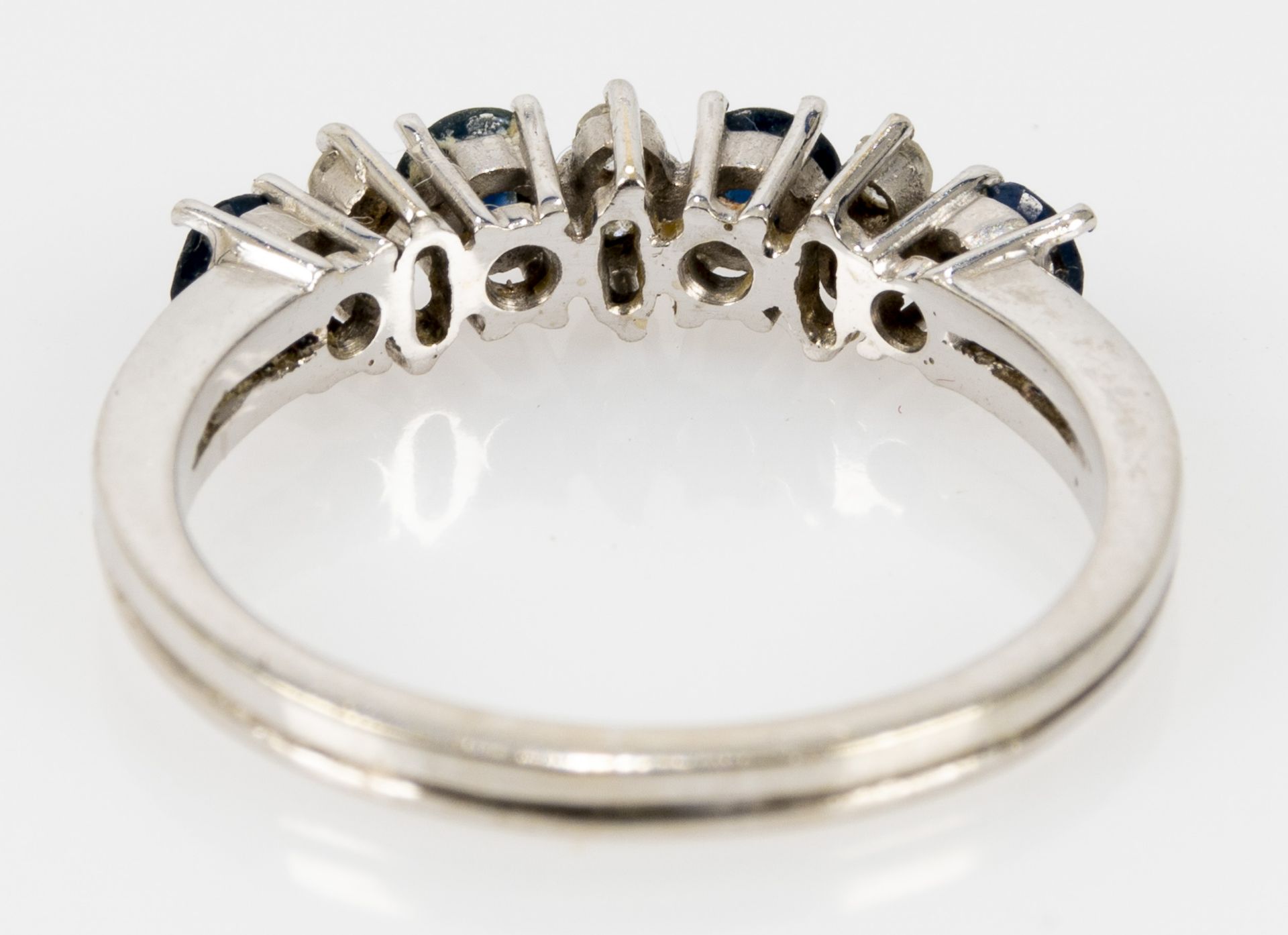 18 kt. Weißgold- Beisteckring mit 4 Saphiren & 3x 2 Diamanten im Brillantschliff besetzt. Ringinnen - Bild 5 aus 6