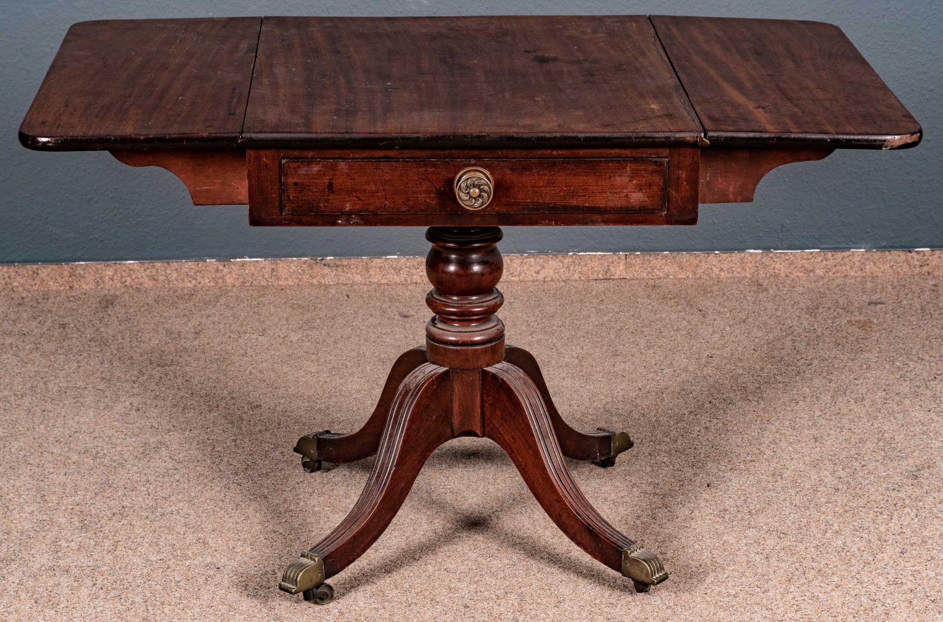 Antiker englischer Tea-table, Regency um 1800/20, Mahagoni, großer geräumiger Schubkasten, die seit - Bild 3 aus 12