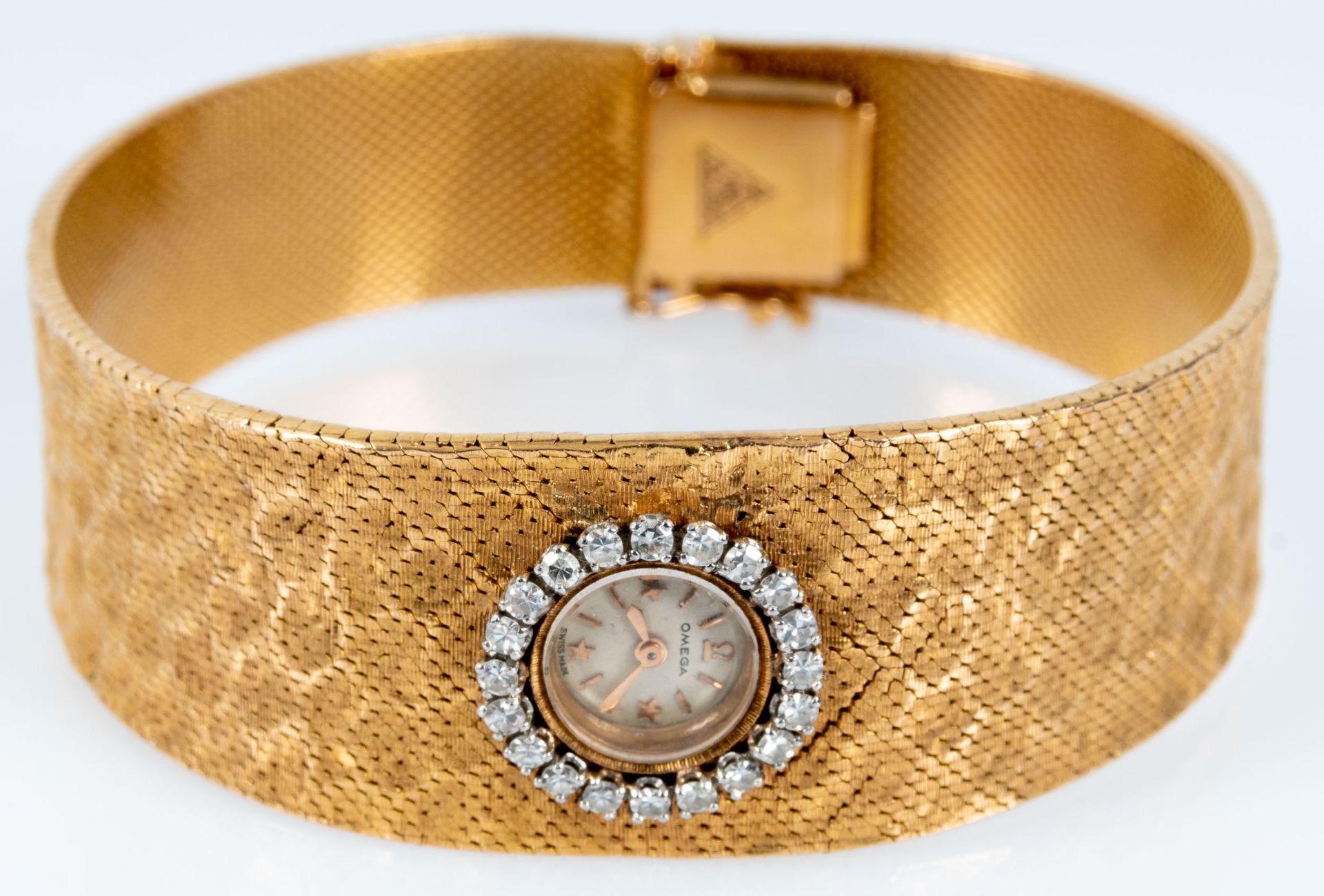 Außergewöhnliche Damen- Armbanduhr, das zur Mitte hin breiter werdende, in Hammerschlagoptik gearbe - Bild 3 aus 11