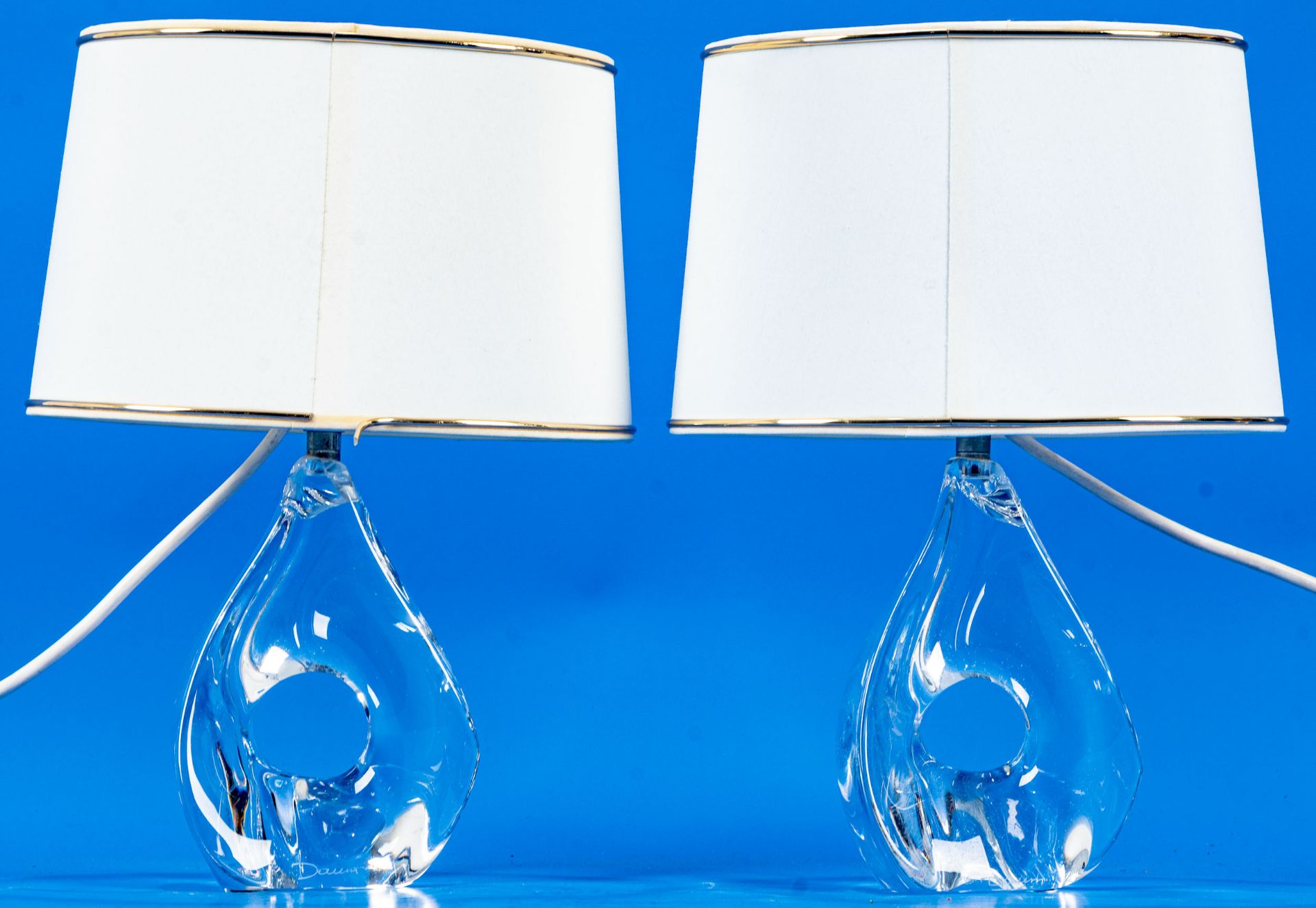 Paar zeitlos eleganter Tischlampen, organisch geformtes, farbloses, schweres Kristallglas, signiert - Image 8 of 9