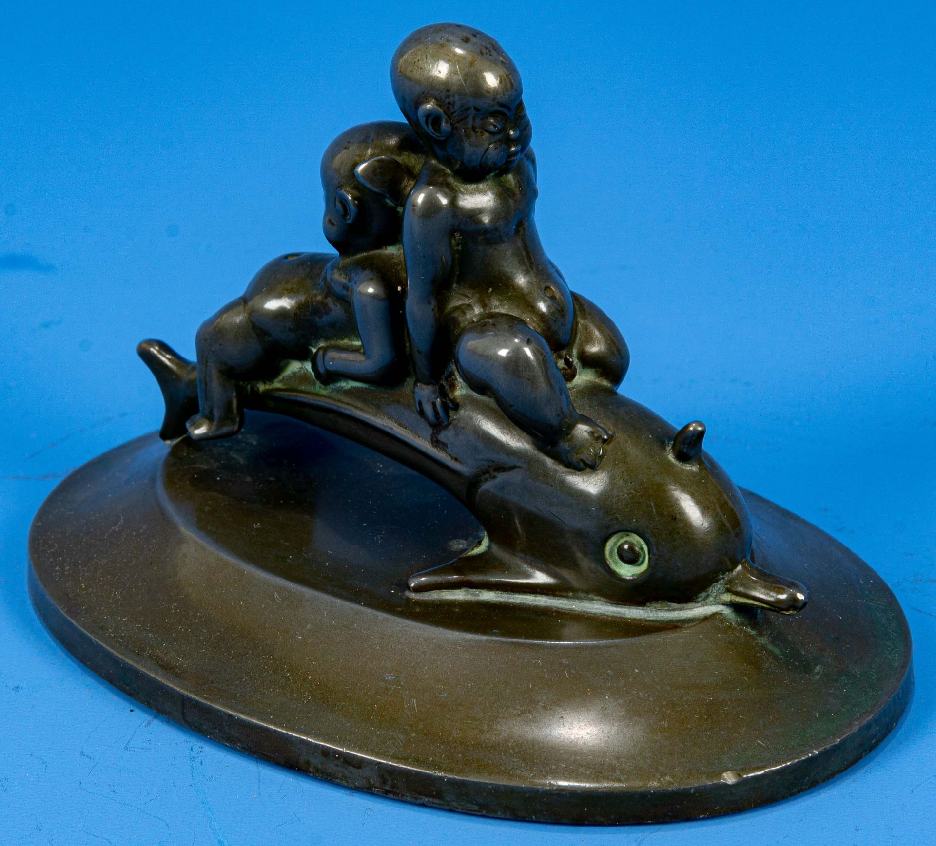 Ovaler Briefbeschwerer/ Paperweight, plastischer Griff in Form zweier nackter Knaben, auf einem Del - Bild 7 aus 9