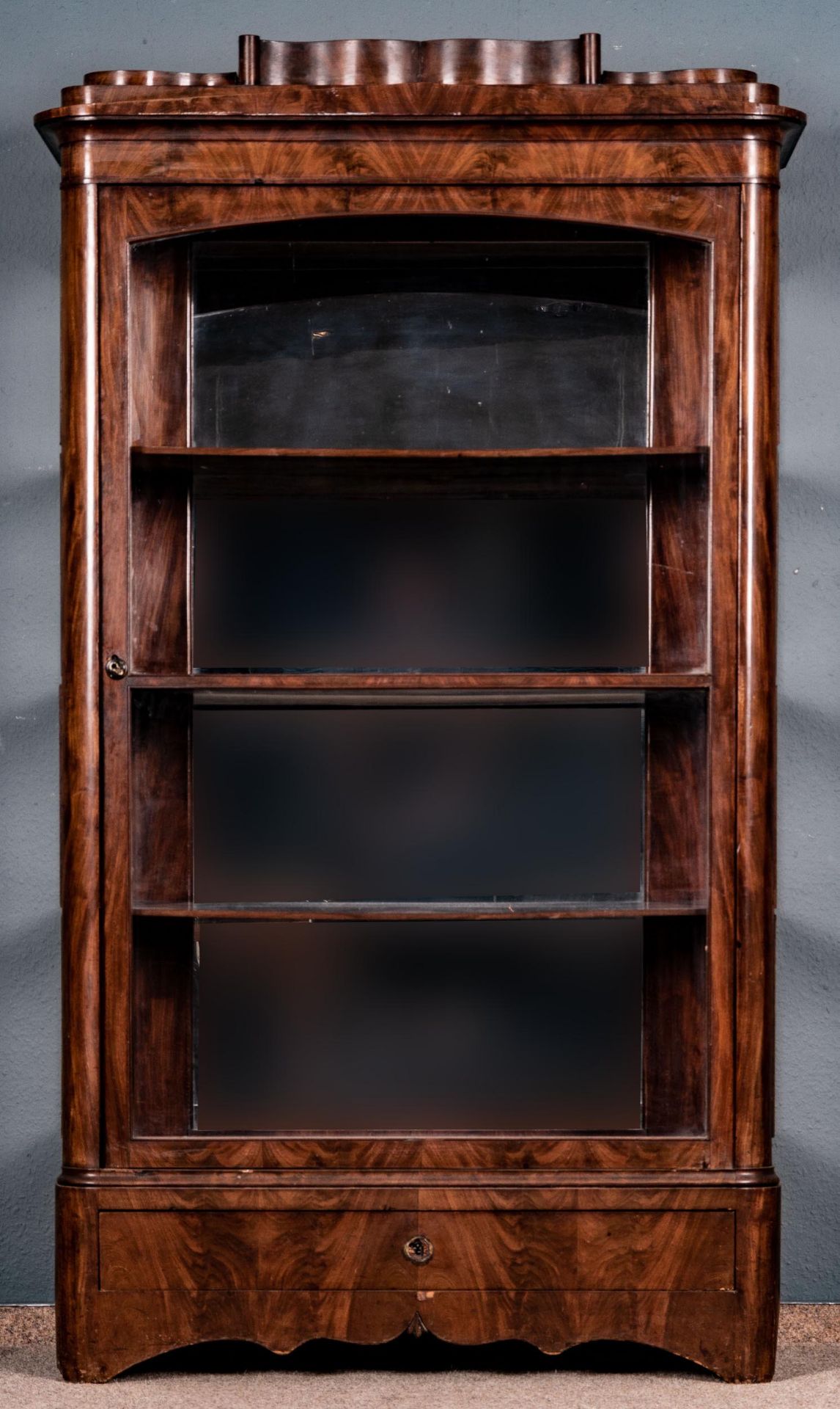 Antike Vitrine, Biedermeier um 1830. Eintüriger, dreiseitig verglaster Korpus mit orig. verspiegelt - Image 10 of 11