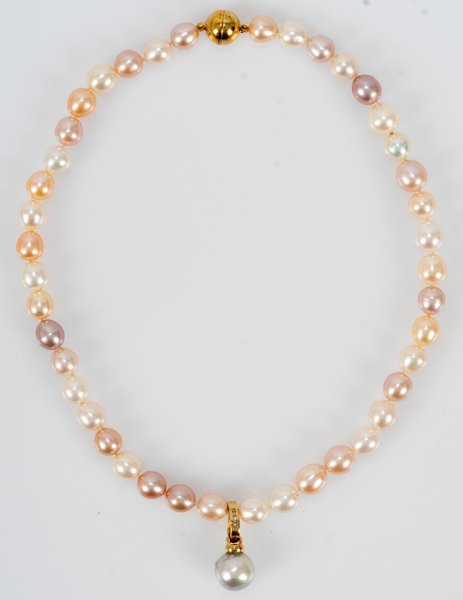 Chinesische Süßwasserperlenkette, die Perlen in versch. Färbungen & Abmessungen. Der 750er Gelbgold