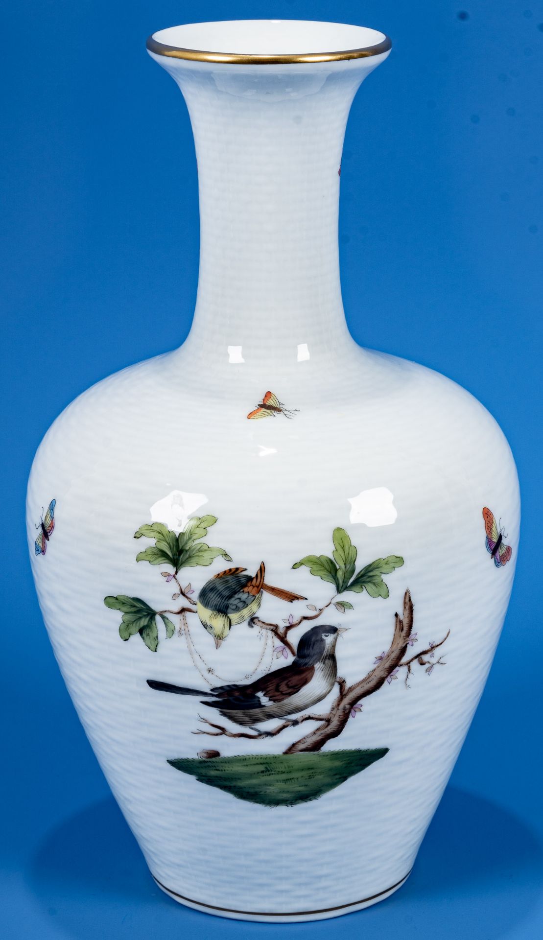 Große Tischvase, Herend Weißporzellan mit polychromem "Vogel- & Insekten" Dekor. Höhe ca. 27,5 cm, 