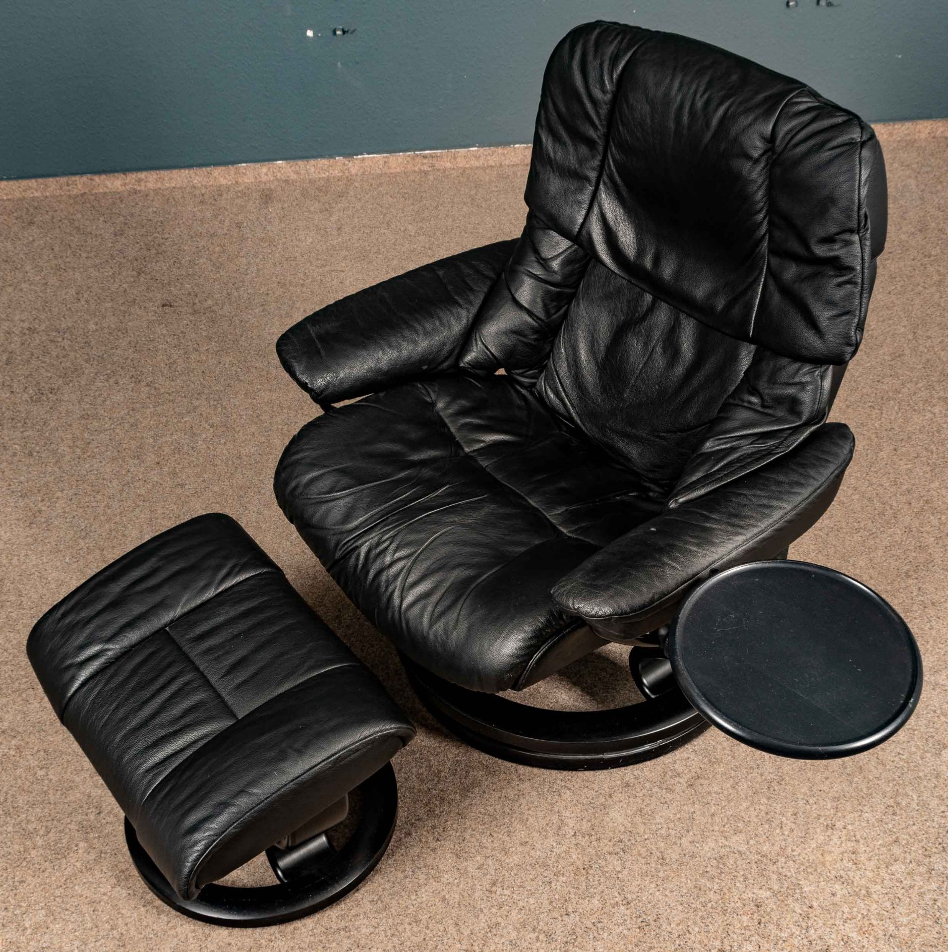 Großer "STRESSLESS" - Sessel mit passendem Hocker, an Armlehne mit beweglicher Ablage. Schöner, geb - Bild 2 aus 10