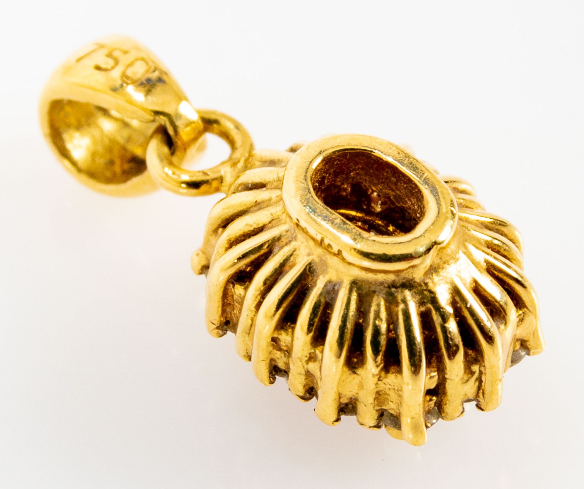 Feiner, zarter 18 K Gelbgold-Kettenanhänger, mittig mit Rubin-Cabochon, von 12 Diamanten im Brillan - Image 5 of 6