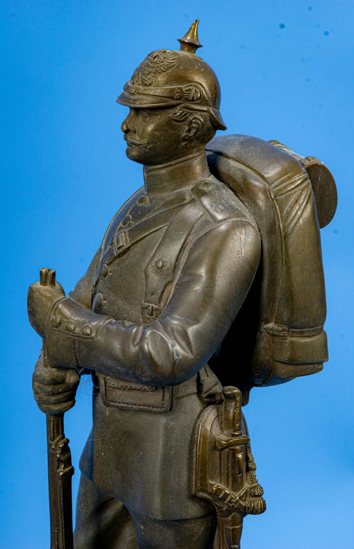 "Stehender Kaiserlicher Soldat" auf mehrfach getrepptem Natursteinsockel. Höhe der Figur ca. 27,5 c - Bild 13 aus 15