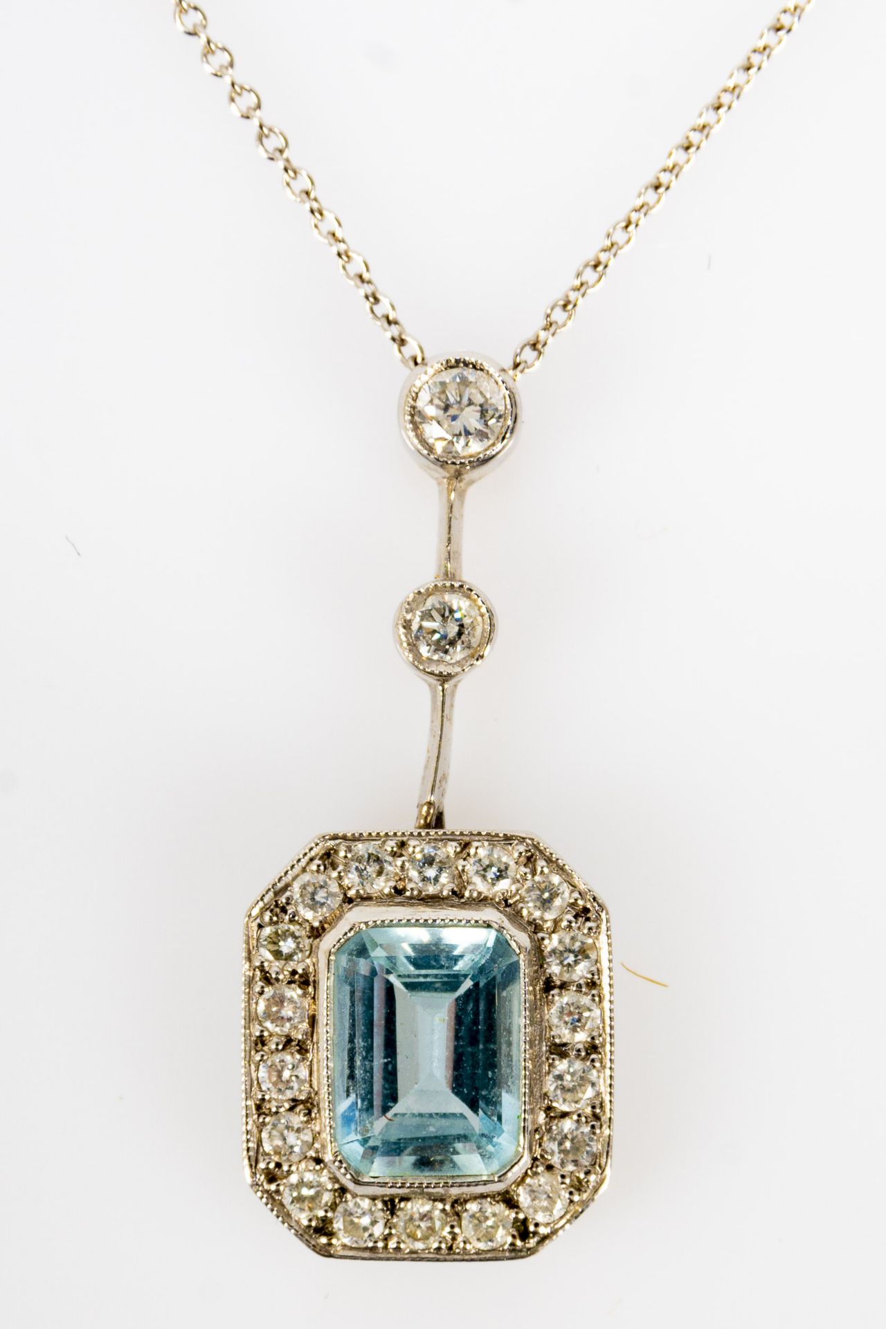 Klassisch feines Collier/ feine Gliederkette aus 750er Weißgold mit Aquamarinanhänger im Treppensch - Bild 4 aus 8