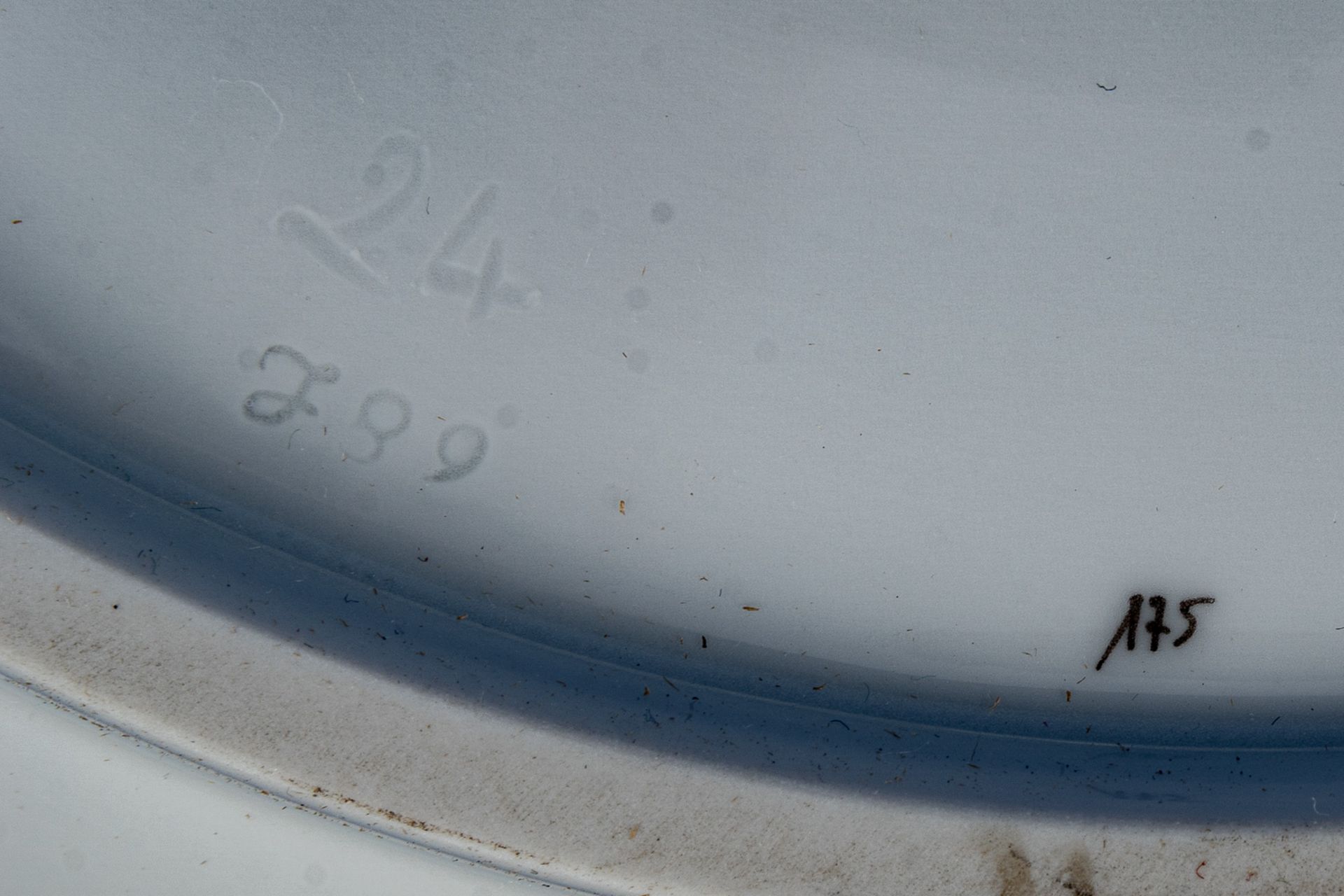 Große, runde Deckelterrine mit plastischen Henkeln und verschlungenem Deckelzopf. Länge ca. 32 cm. - Image 11 of 11