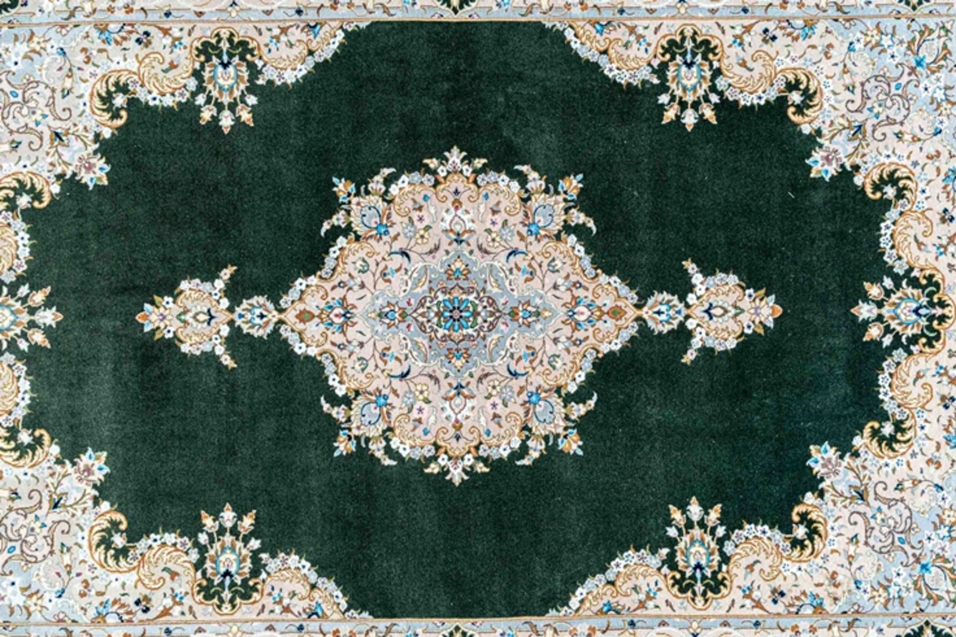 Außergewöhnliche Täbriz-Teppichbrücke mit Seidenhighlights, sogenanntes Zwischenmaß, ca. 140 x 210  - Bild 2 aus 7