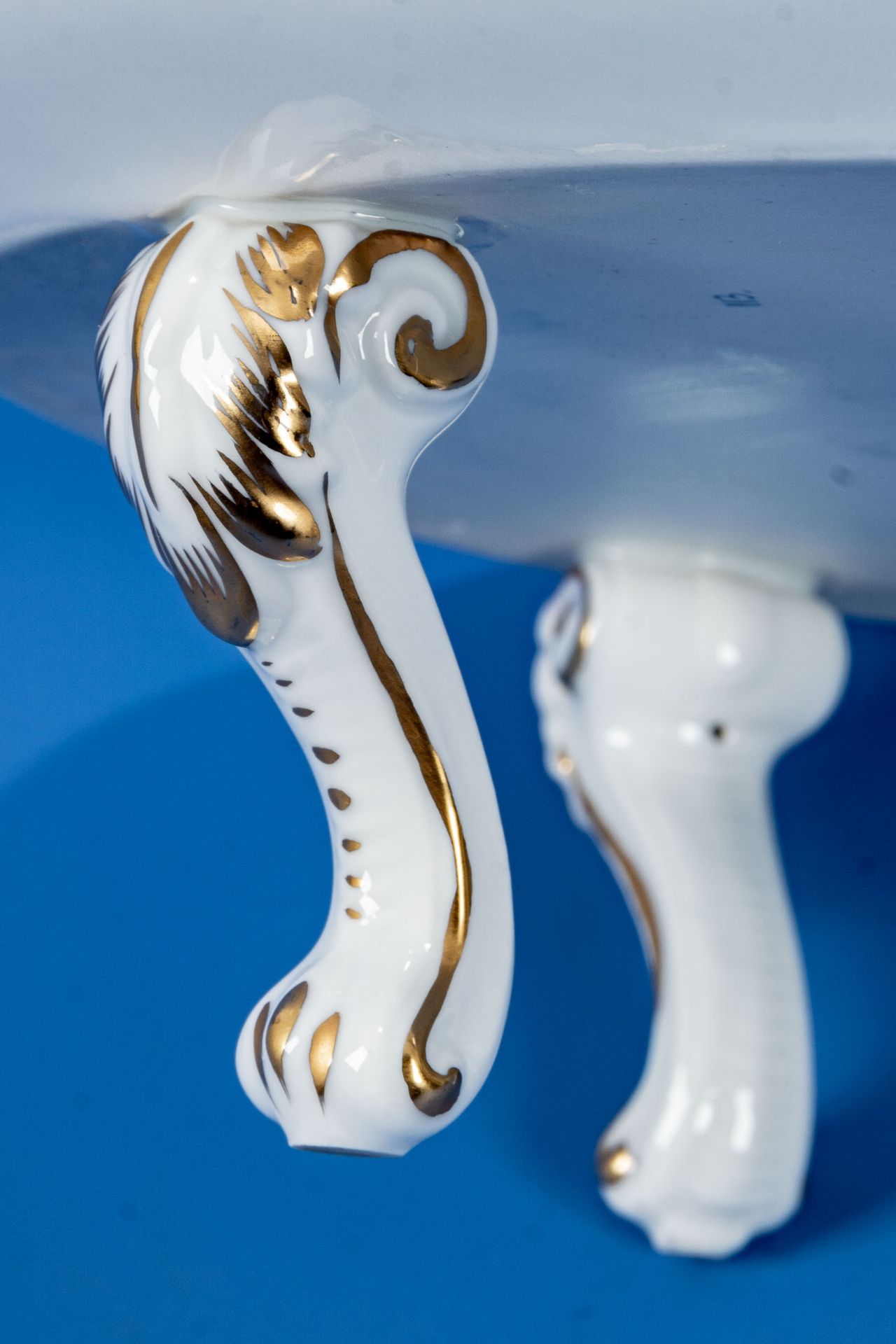 Ovaler Tafelaufsatz, auf Rocaillenfüßen ruhende Platte in ovaler Grundform. Herend Weißporzellan mi - Bild 5 aus 8
