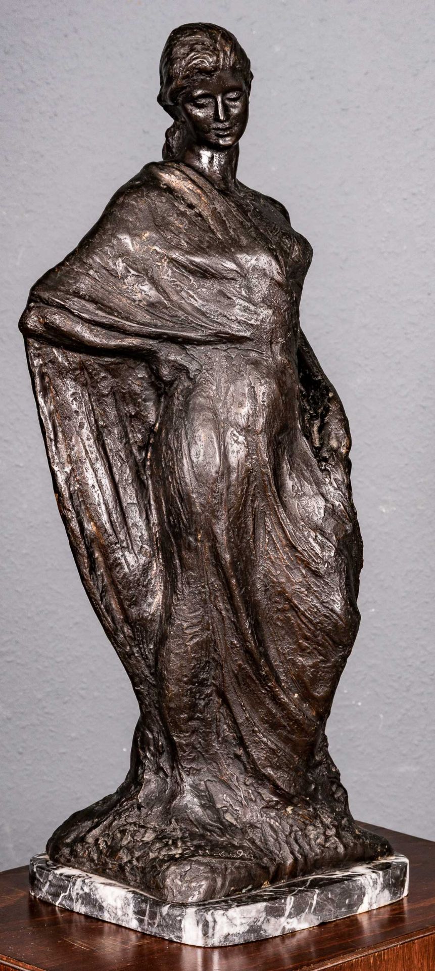 "Stehende junge Dame", schwarzbraun patinierter Bronzeguss, auf grauweiß geadertem, schwarzem Marmo - Image 2 of 17