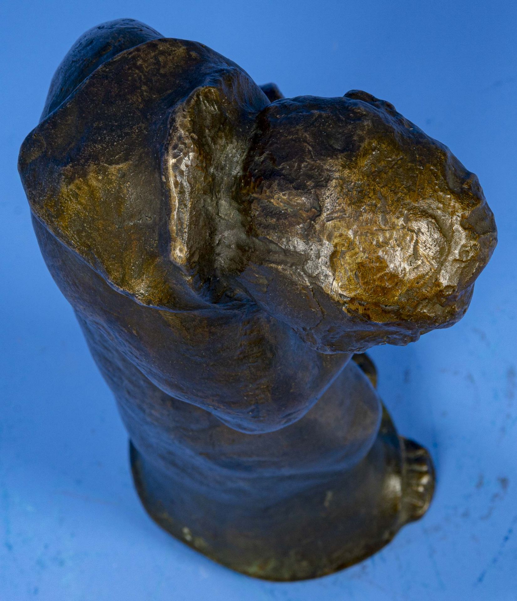 "Mönch mit Taube", bräunlich patinierte, stehende Bronzefigur des Bildhauers Heinz Bentele ( 1902-  - Bild 7 aus 12