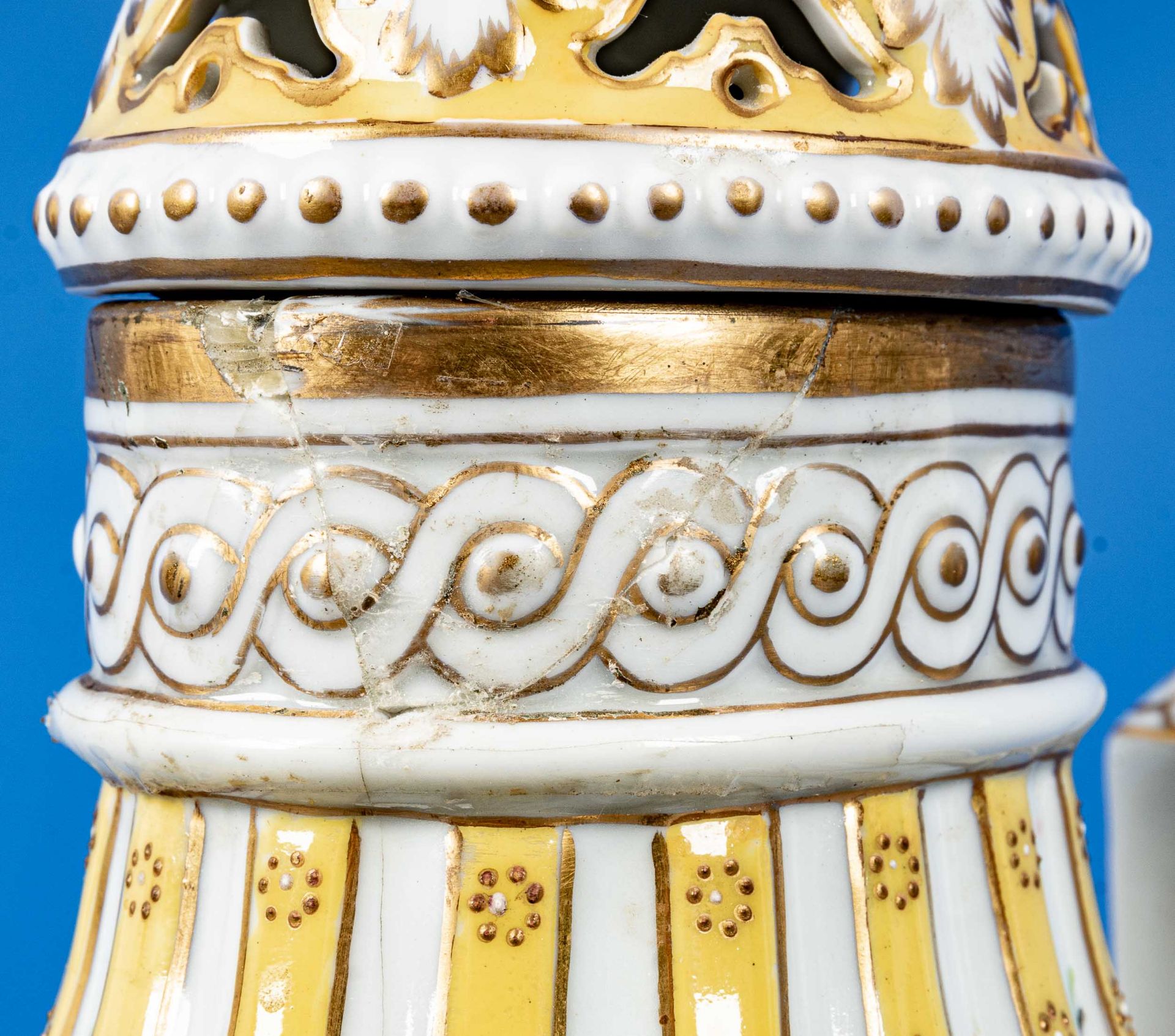 Hoch dekorative Potpourri-Vase in "Sevres-Manier des frühen 19. Jhdts.; aufwändig polychrom staffie - Bild 16 aus 22