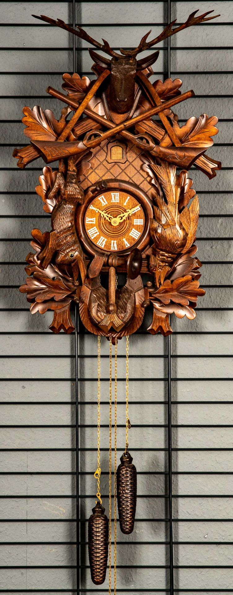 Imposante "Kuckucks"-Uhr, 2. Hälfte 20. Jhdt., aufwändig beschnitztes, nussbaumfarbiges Holzgehäuse