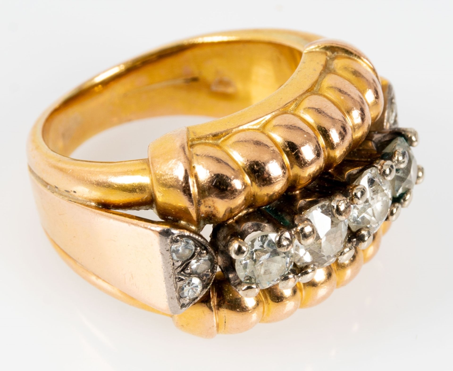 Üppiger Damenring aus 18 kt. Rotgold. Mittelaufbau mit 4 Diamanten im Brillantschliff, auf den Ring