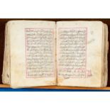Arabisches Gebetsbuch, handgeschriebene, gerahmte Papierseiten, Ledereinband. Alters- & Lesespuren,