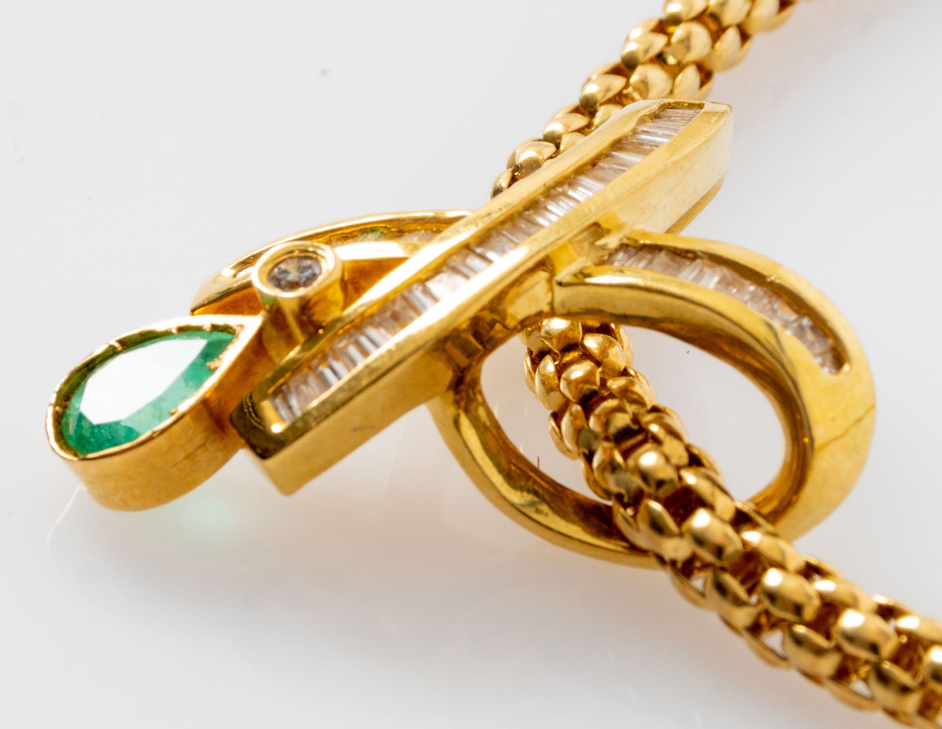 Prächtiges Smaragd-Brillant-Collier, bewegliche, ca. 46 cm lange tauförmige Halskette mit einer Bre - Image 5 of 10