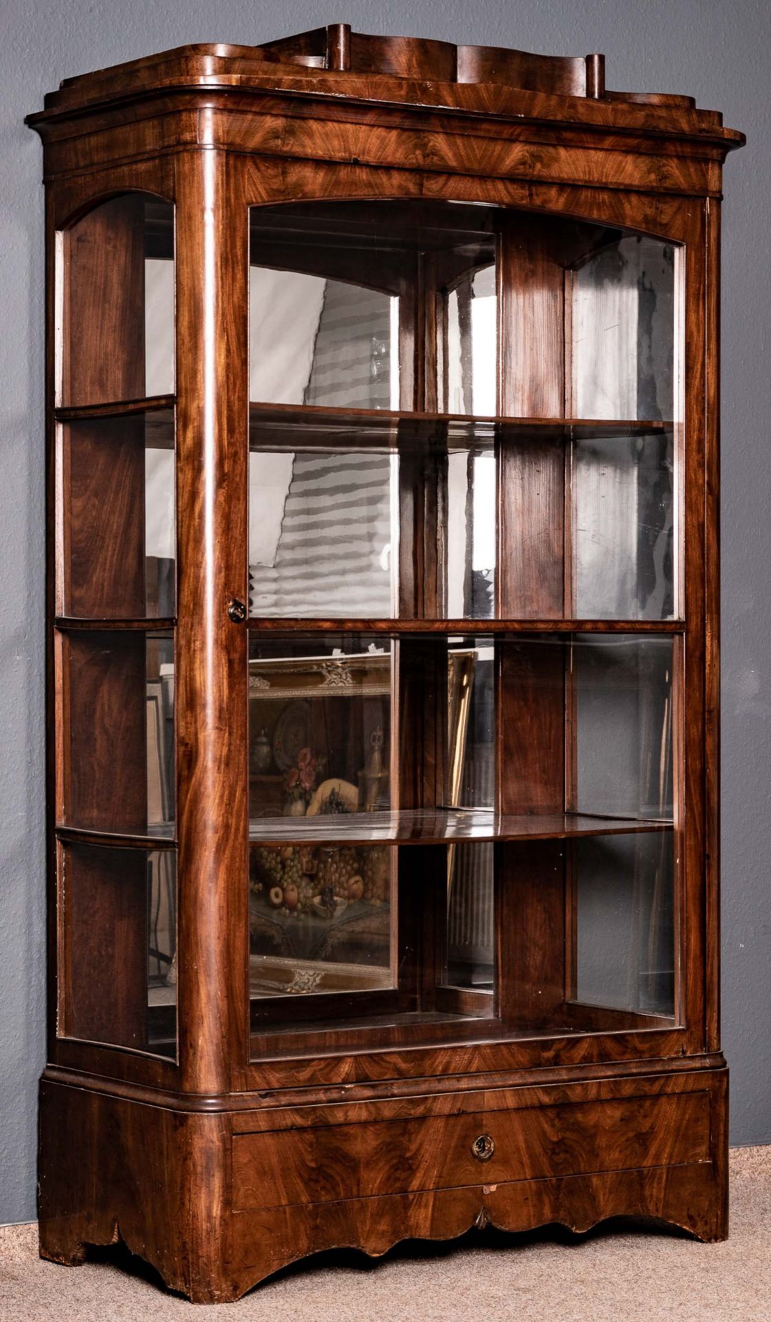 Antike Vitrine, Biedermeier um 1830. Eintüriger, dreiseitig verglaster Korpus mit orig. verspiegelt