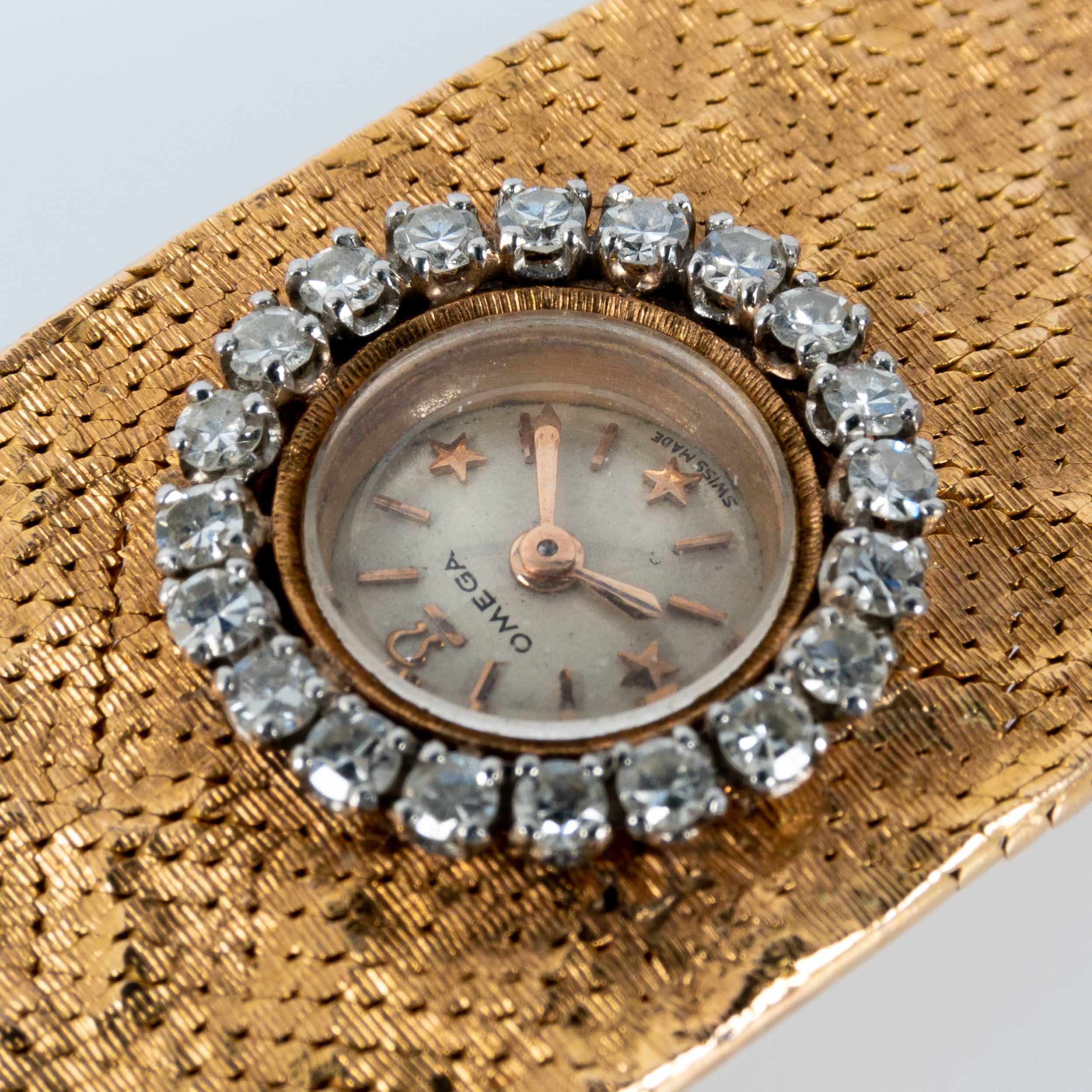 Außergewöhnliche Damen- Armbanduhr, das zur Mitte hin breiter werdende, in Hammerschlagoptik gearbe - Image 6 of 11