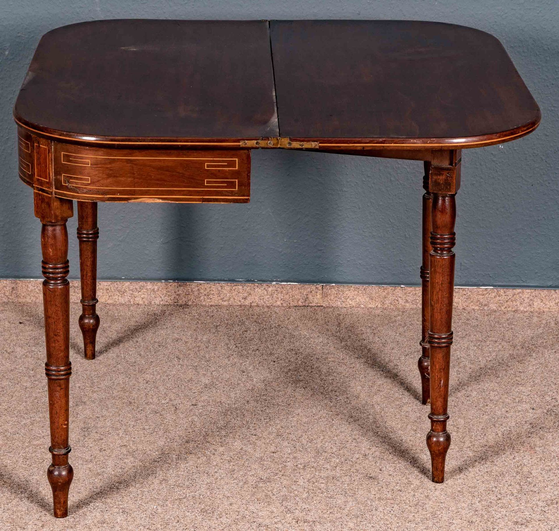 Antiker Konsoltisch/Spieltisch, sog. Teetisch, England um 1800/20, Mahagoni mit feinen Einlagen aus - Bild 6 aus 10