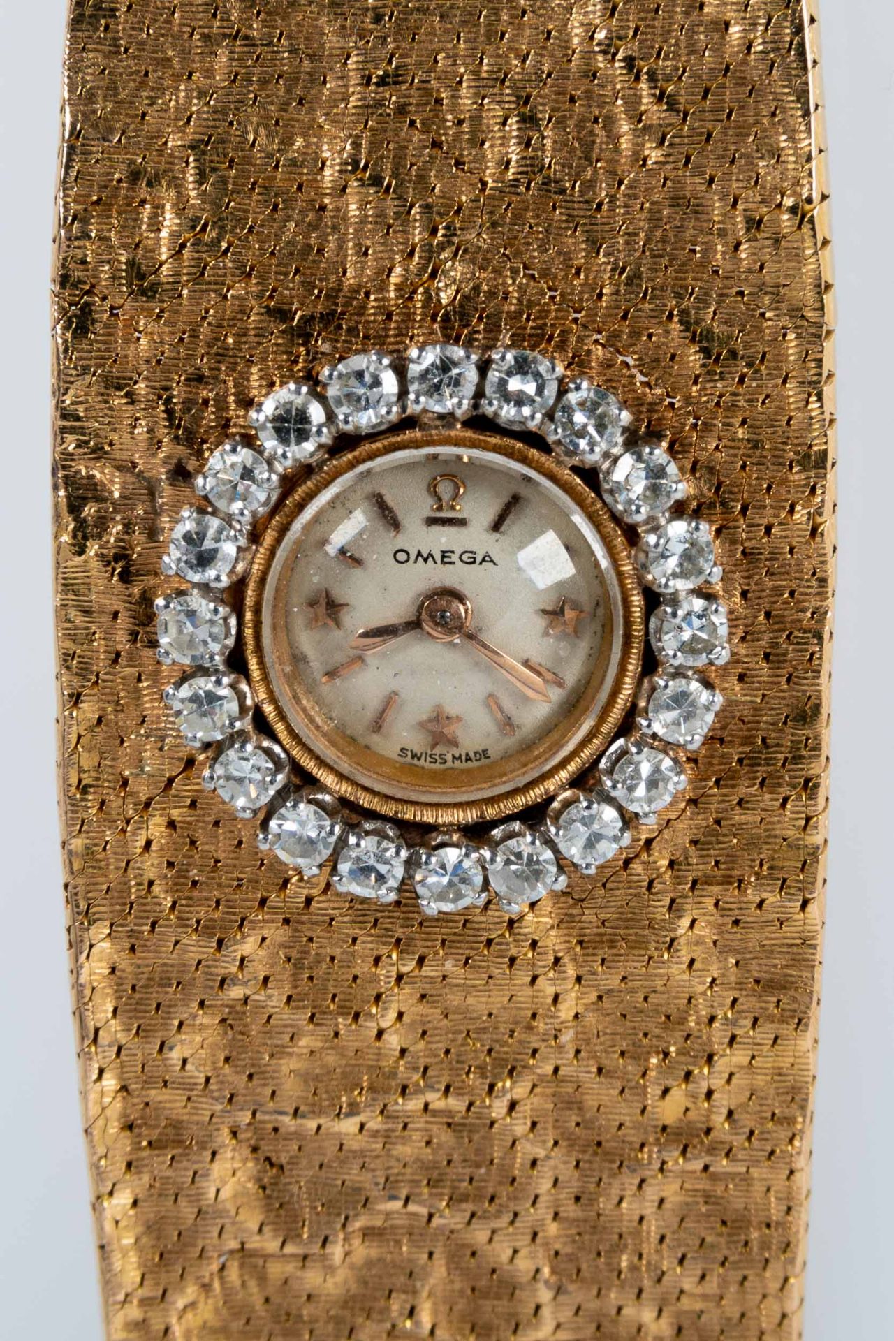 Außergewöhnliche Damen- Armbanduhr, das zur Mitte hin breiter werdende, in Hammerschlagoptik gearbe - Bild 7 aus 11